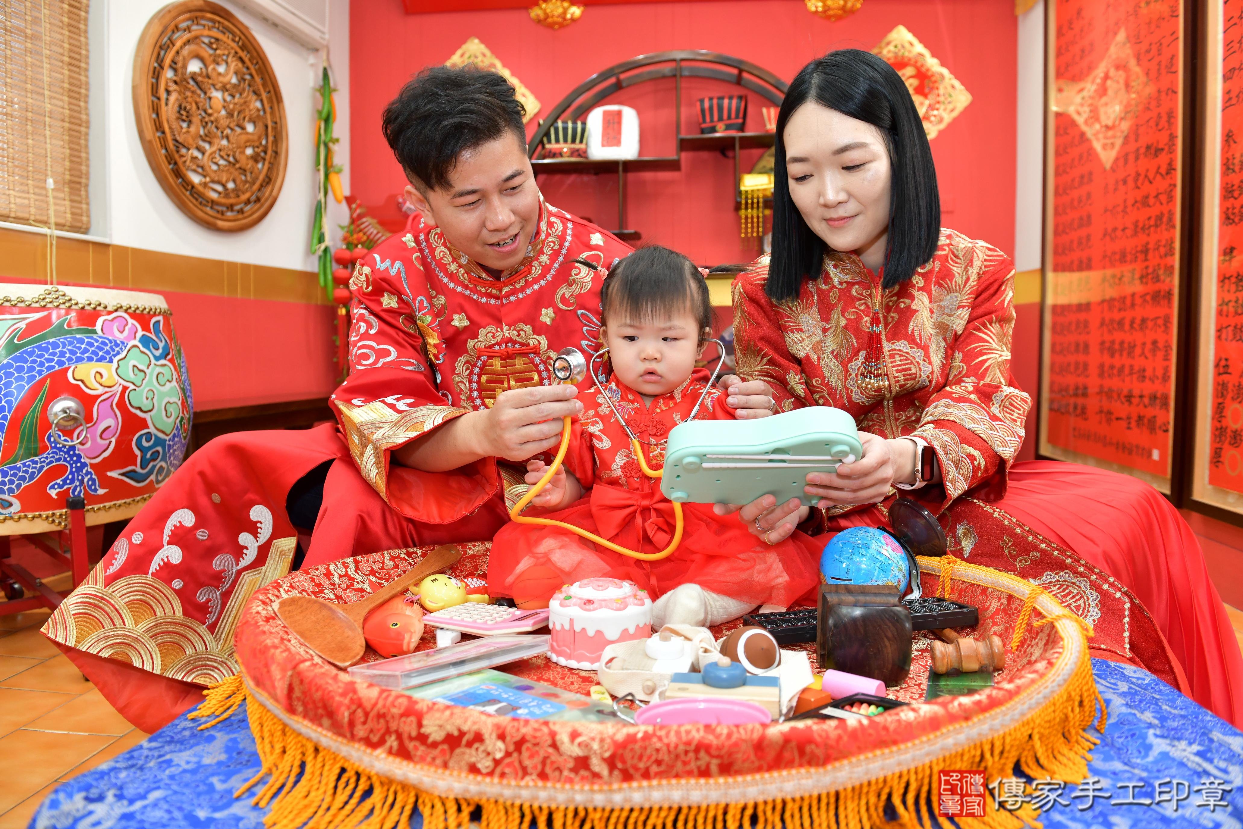 傳家手工印章桃園店、抓周、度脺、美式風會場、傳家嬰兒古禮、吉祥話、抓周道具物品24種、拍照。抓周證書。寶寶抓周、滿周歲、生日快樂、祝福 傳家手工印章桃園店、抓周、度脺、美式風會場、傳家嬰兒古禮、吉祥話、抓周道具物品24種、拍照。抓周證書。寶寶抓周、滿周歲、生日快樂、祝福