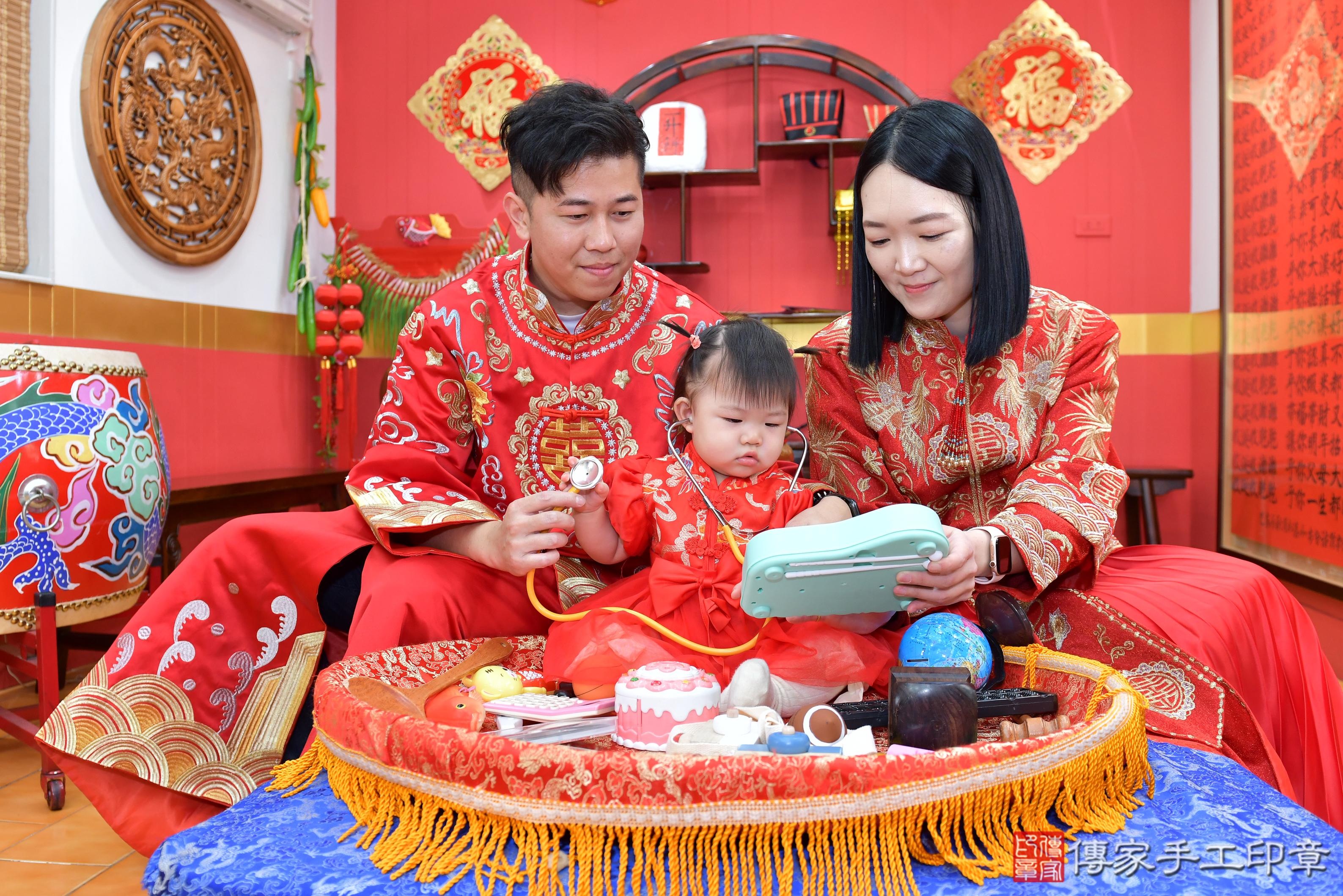 傳家手工印章桃園店、抓周、度脺、美式風會場、傳家嬰兒古禮、吉祥話、抓周道具物品24種、拍照。抓周證書。寶寶抓周、滿周歲、生日快樂、祝福 傳家手工印章桃園店、抓周、度脺、美式風會場、傳家嬰兒古禮、吉祥話、抓周道具物品24種、拍照。抓周證書。寶寶抓周、滿周歲、生日快樂、祝福