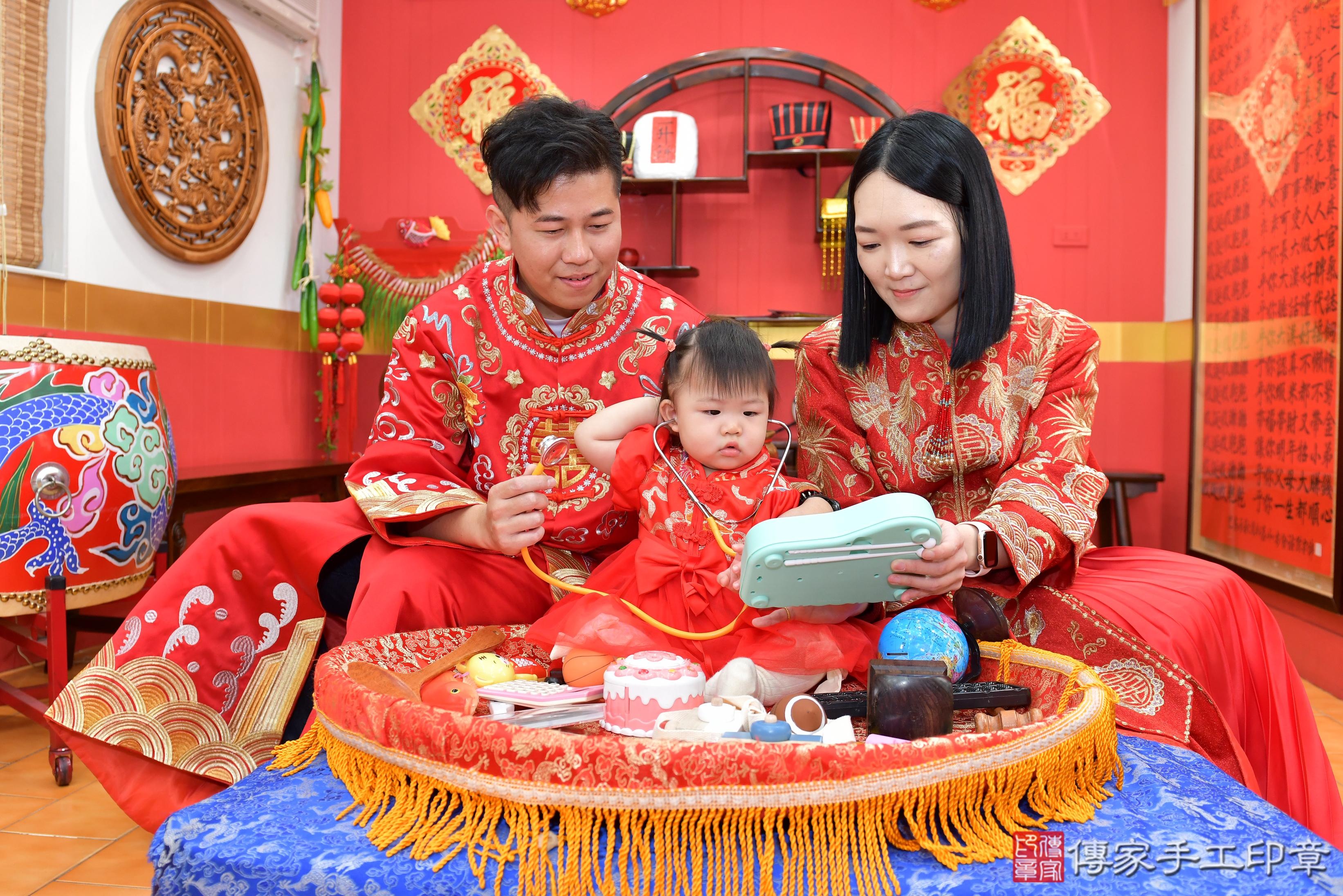 傳家手工印章桃園店、抓周、度脺、美式風會場、傳家嬰兒古禮、吉祥話、抓周道具物品24種、拍照。抓周證書。寶寶抓周、滿周歲、生日快樂、祝福 傳家手工印章桃園店、抓周、度脺、美式風會場、傳家嬰兒古禮、吉祥話、抓周道具物品24種、拍照。抓周證書。寶寶抓周、滿周歲、生日快樂、祝福