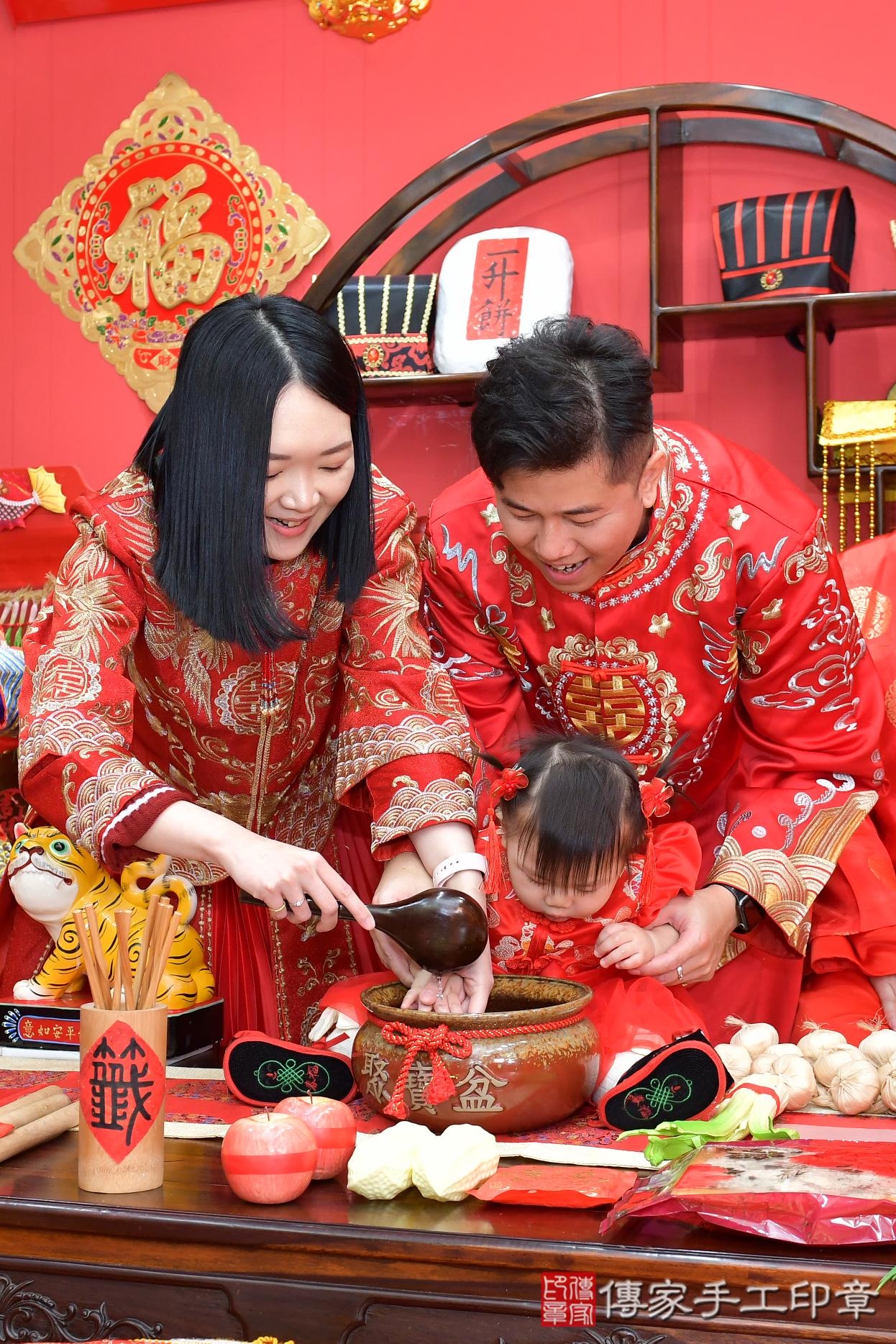 傳家手工印章桃園店、抓周、度脺、美式風會場、傳家嬰兒古禮、吉祥話、抓周道具物品24種、拍照。抓周證書。寶寶抓周、滿周歲、生日快樂、祝福 傳家手工印章桃園店、抓周、度脺、美式風會場、傳家嬰兒古禮、吉祥話、抓周道具物品24種、拍照。抓周證書。寶寶抓周、滿周歲、生日快樂、祝福