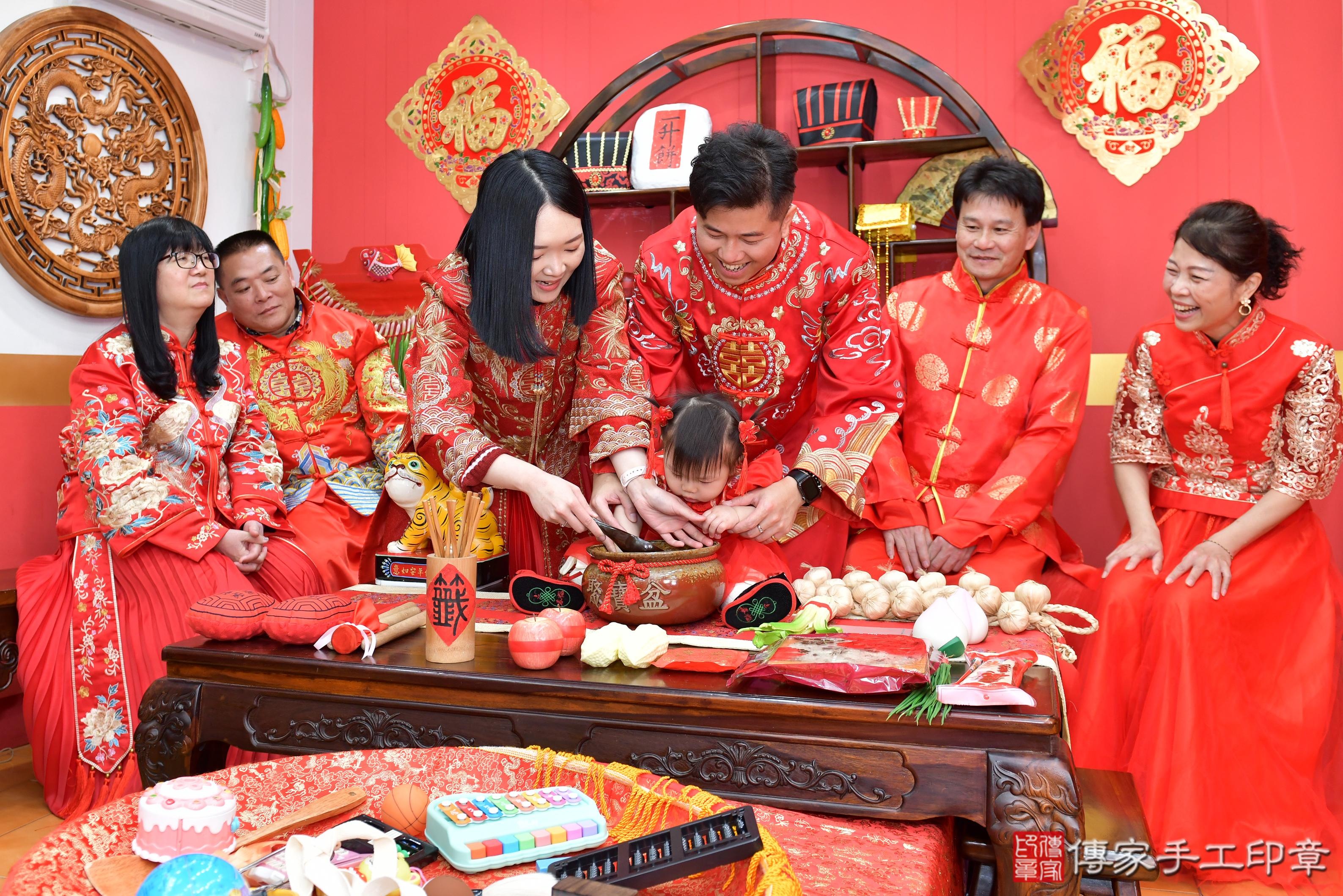 傳家手工印章桃園店、抓周、度脺、美式風會場、傳家嬰兒古禮、吉祥話、抓周道具物品24種、拍照。抓周證書。寶寶抓周、滿周歲、生日快樂、祝福 傳家手工印章桃園店、抓周、度脺、美式風會場、傳家嬰兒古禮、吉祥話、抓周道具物品24種、拍照。抓周證書。寶寶抓周、滿周歲、生日快樂、祝福