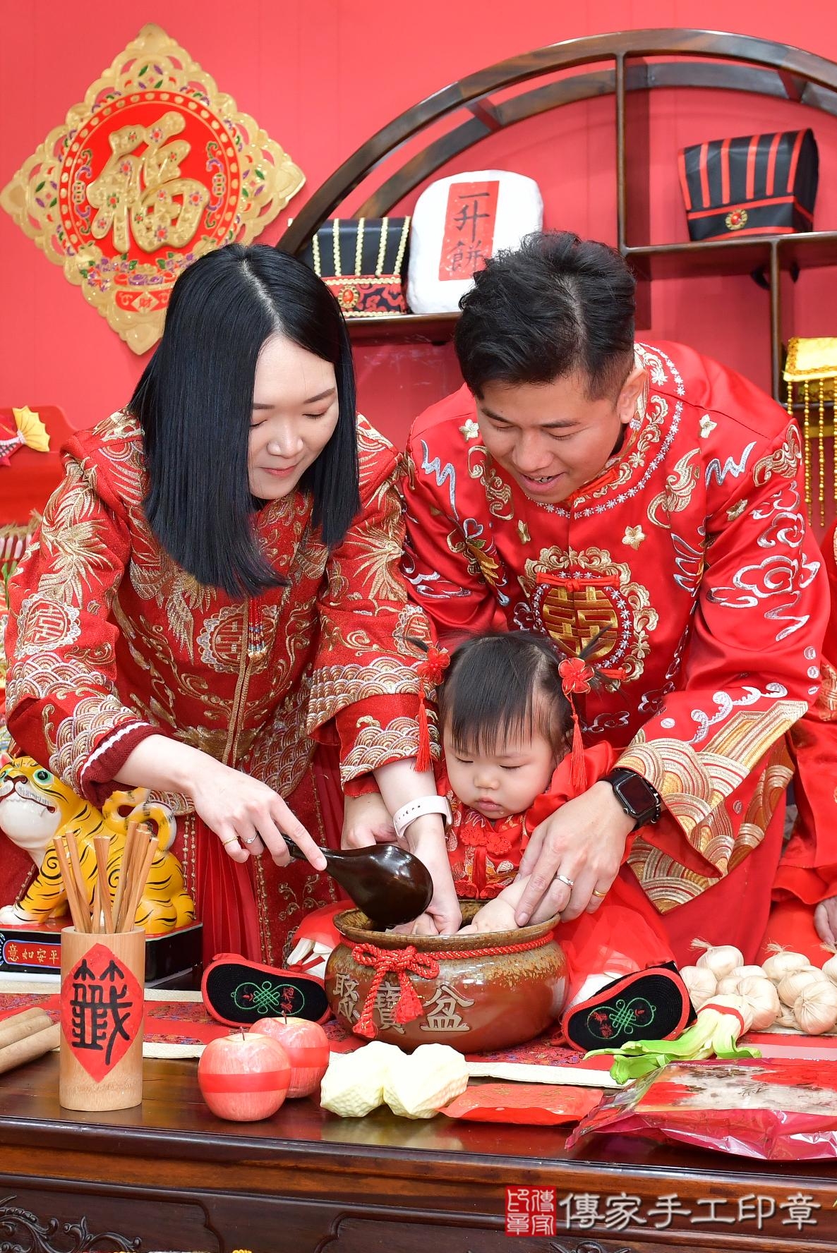 傳家手工印章桃園店、抓周、度脺、美式風會場、傳家嬰兒古禮、吉祥話、抓周道具物品24種、拍照。抓周證書。寶寶抓周、滿周歲、生日快樂、祝福 傳家手工印章桃園店、抓周、度脺、美式風會場、傳家嬰兒古禮、吉祥話、抓周道具物品24種、拍照。抓周證書。寶寶抓周、滿周歲、生日快樂、祝福