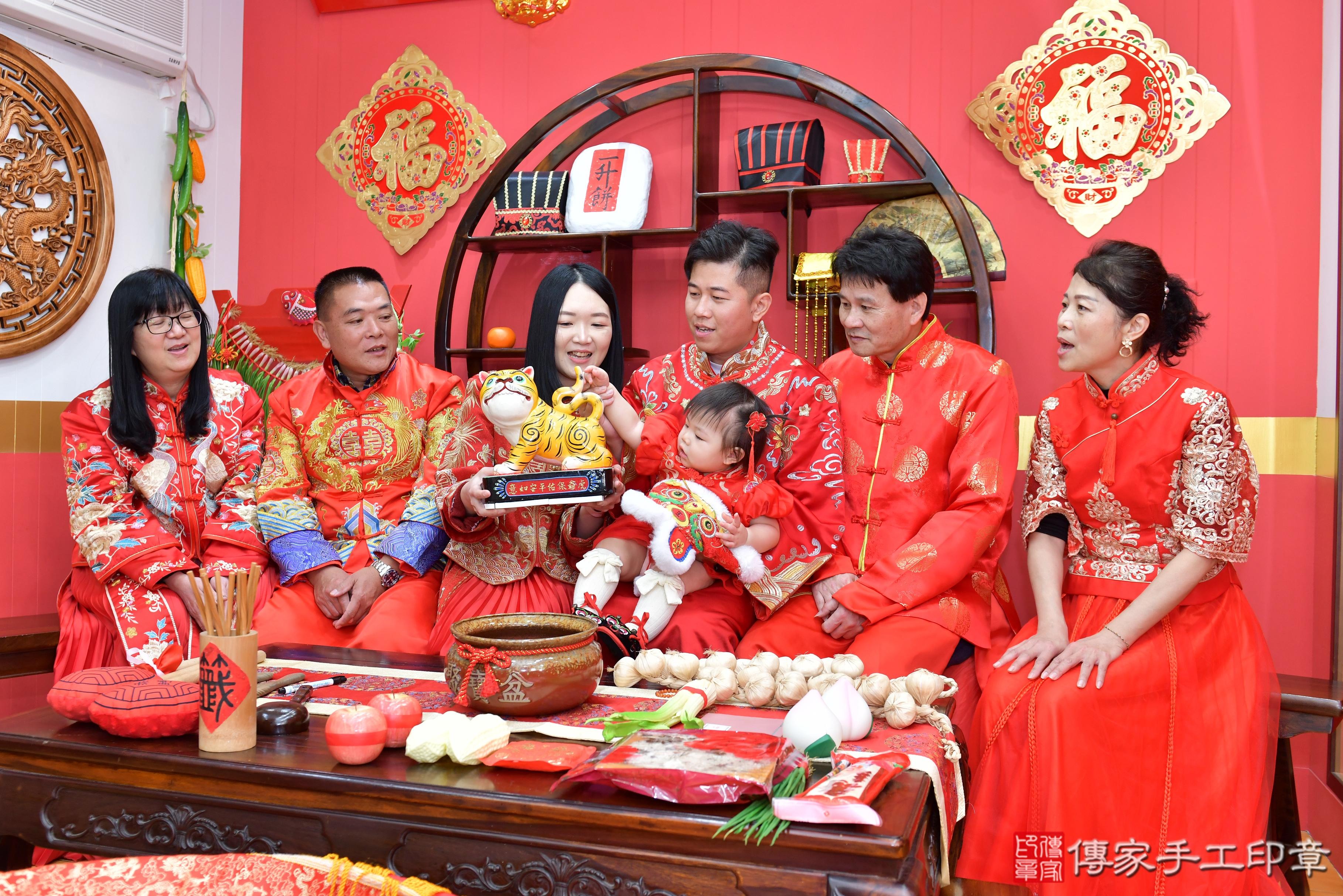 傳家手工印章桃園店、抓周、度脺、美式風會場、傳家嬰兒古禮、吉祥話、抓周道具物品24種、拍照。抓周證書。寶寶抓周、滿周歲、生日快樂、祝福 傳家手工印章桃園店、抓周、度脺、美式風會場、傳家嬰兒古禮、吉祥話、抓周道具物品24種、拍照。抓周證書。寶寶抓周、滿周歲、生日快樂、祝福