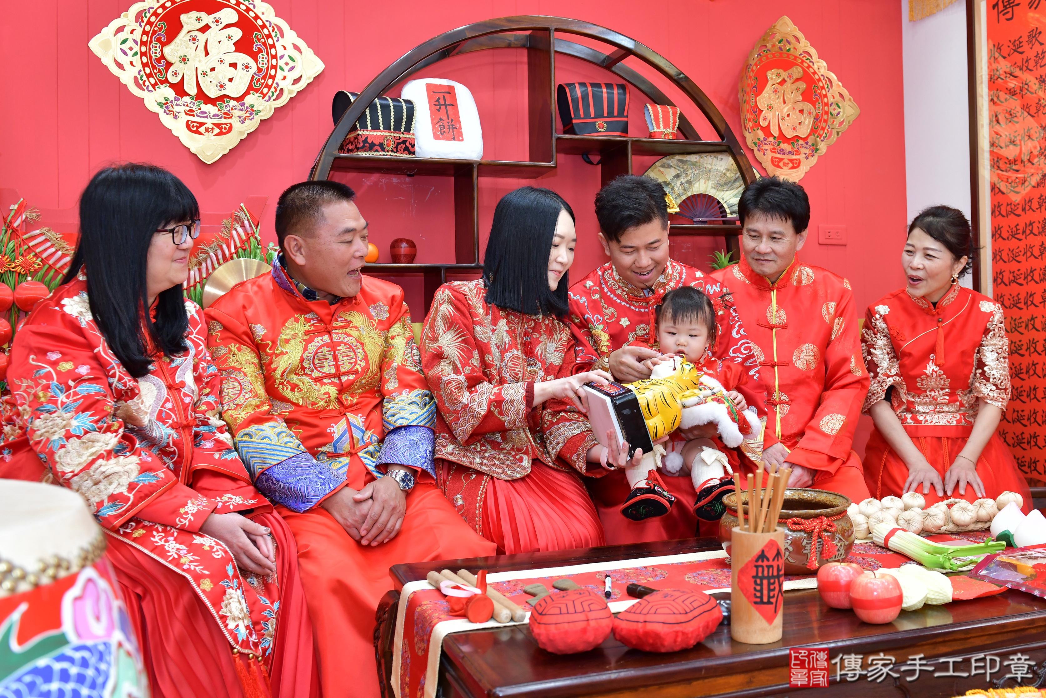 傳家手工印章桃園店、抓周、度脺、美式風會場、傳家嬰兒古禮、吉祥話、抓周道具物品24種、拍照。抓周證書。寶寶抓周、滿周歲、生日快樂、祝福 傳家手工印章桃園店、抓周、度脺、美式風會場、傳家嬰兒古禮、吉祥話、抓周道具物品24種、拍照。抓周證書。寶寶抓周、滿周歲、生日快樂、祝福