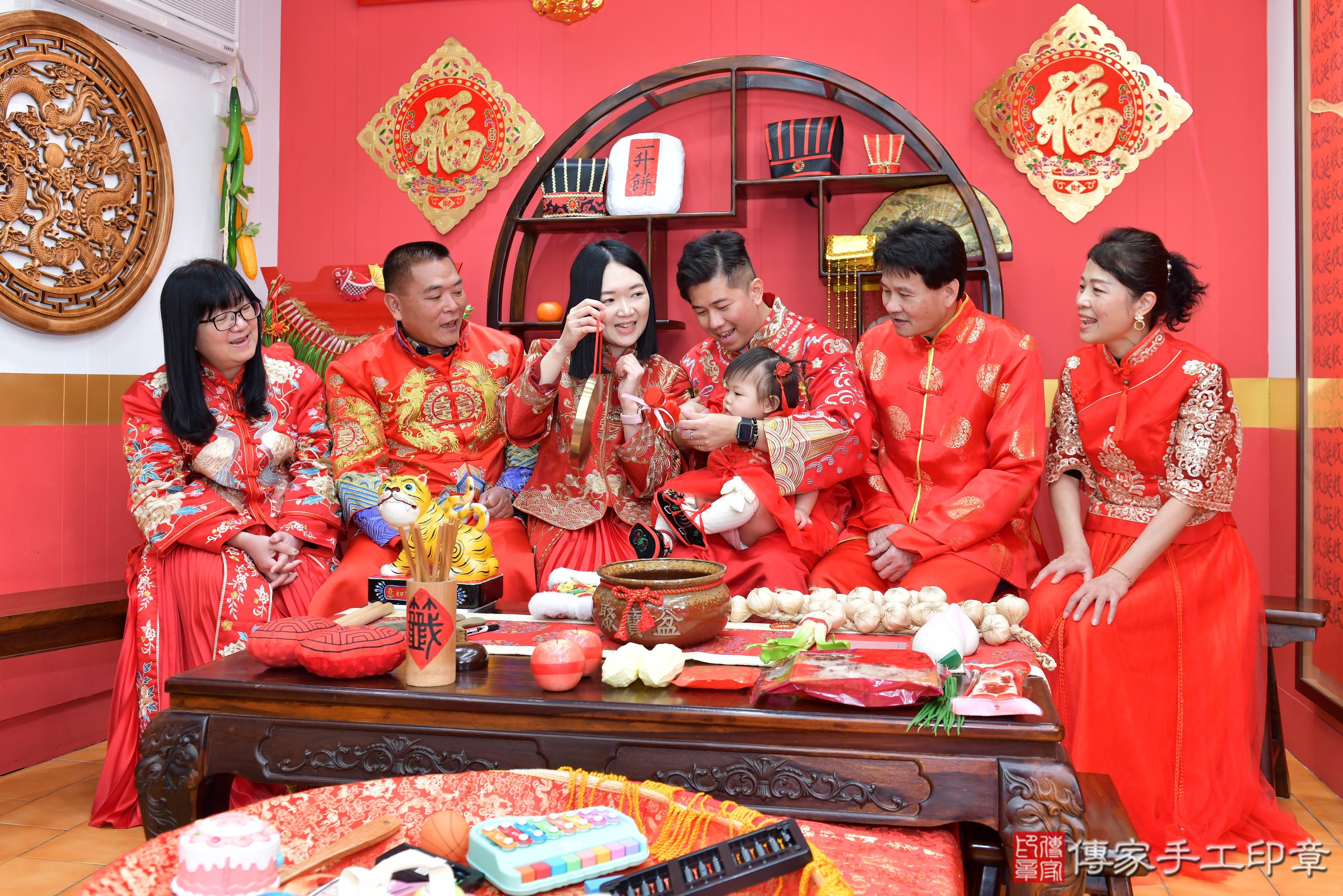 傳家手工印章桃園店、抓周、度脺、美式風會場、傳家嬰兒古禮、吉祥話、抓周道具物品24種、拍照。抓周證書。寶寶抓周、滿周歲、生日快樂、祝福 傳家手工印章桃園店、抓周、度脺、美式風會場、傳家嬰兒古禮、吉祥話、抓周道具物品24種、拍照。抓周證書。寶寶抓周、滿周歲、生日快樂、祝福