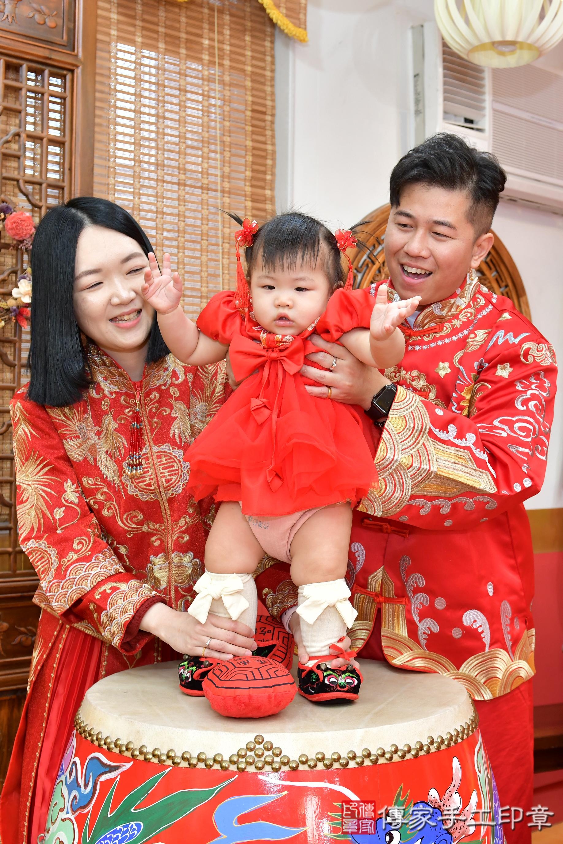 傳家手工印章桃園店、抓周、度脺、美式風會場、傳家嬰兒古禮、吉祥話、抓周道具物品24種、拍照。抓周證書。寶寶抓周、滿周歲、生日快樂、祝福 傳家手工印章桃園店、抓周、度脺、美式風會場、傳家嬰兒古禮、吉祥話、抓周道具物品24種、拍照。抓周證書。寶寶抓周、滿周歲、生日快樂、祝福