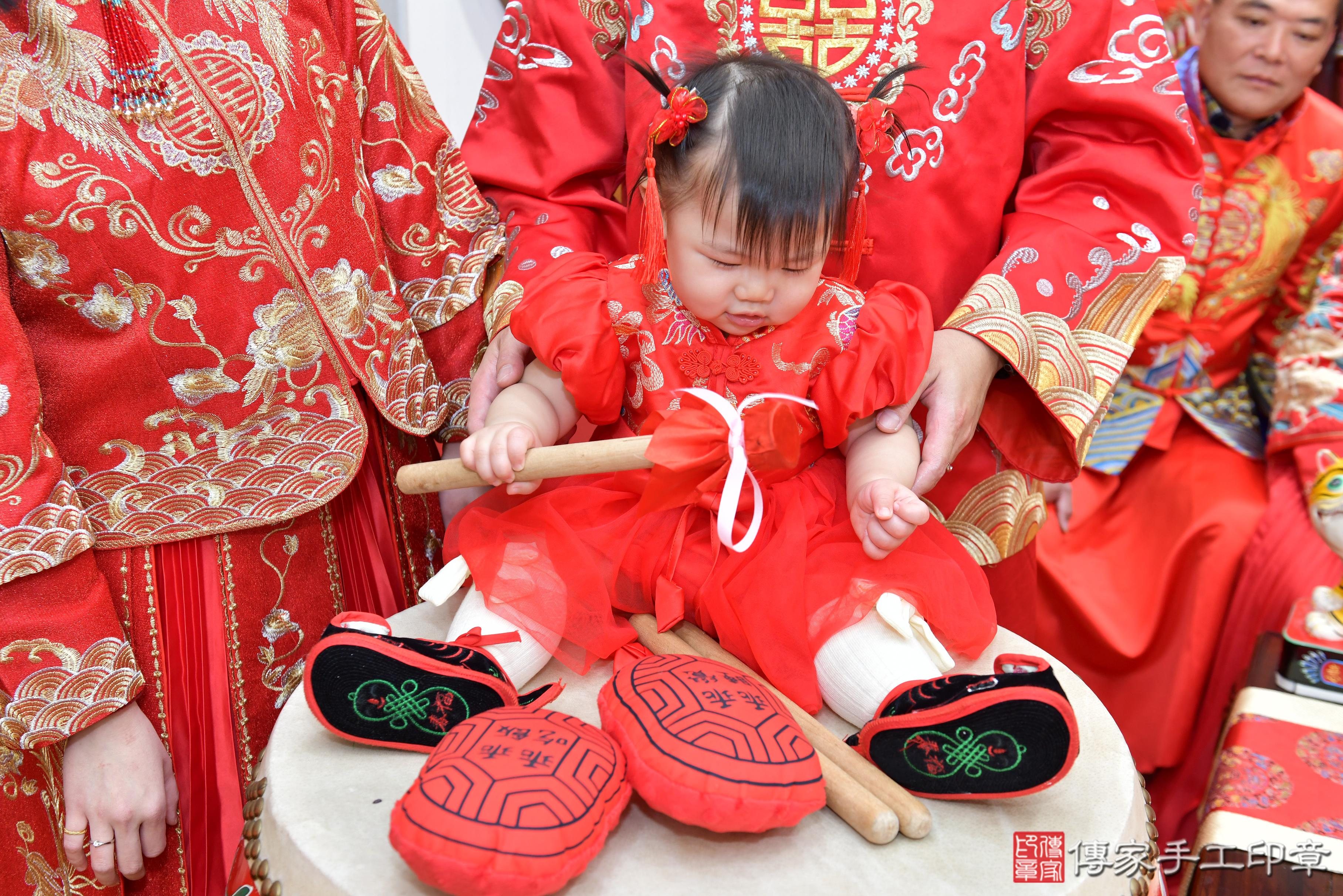 傳家手工印章桃園店、抓周、度脺、美式風會場、傳家嬰兒古禮、吉祥話、抓周道具物品24種、拍照。抓周證書。寶寶抓周、滿周歲、生日快樂、祝福 傳家手工印章桃園店、抓周、度脺、美式風會場、傳家嬰兒古禮、吉祥話、抓周道具物品24種、拍照。抓周證書。寶寶抓周、滿周歲、生日快樂、祝福