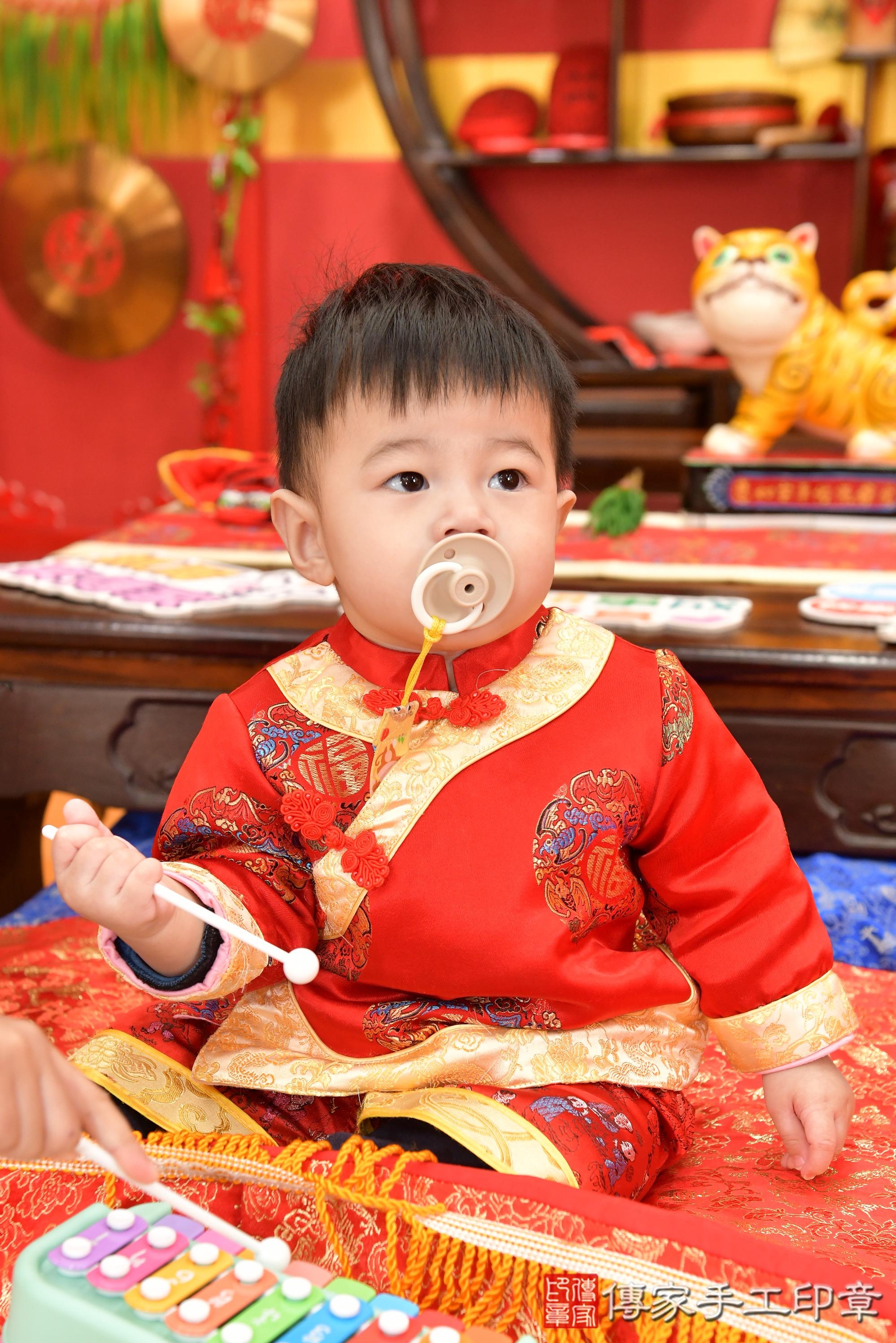 傳家手工印章桃園店、抓周、度脺、美式風會場、傳家嬰兒古禮、吉祥話、抓周道具物品24種、拍照。抓周證書。寶寶抓周、滿周歲、生日快樂、祝福
