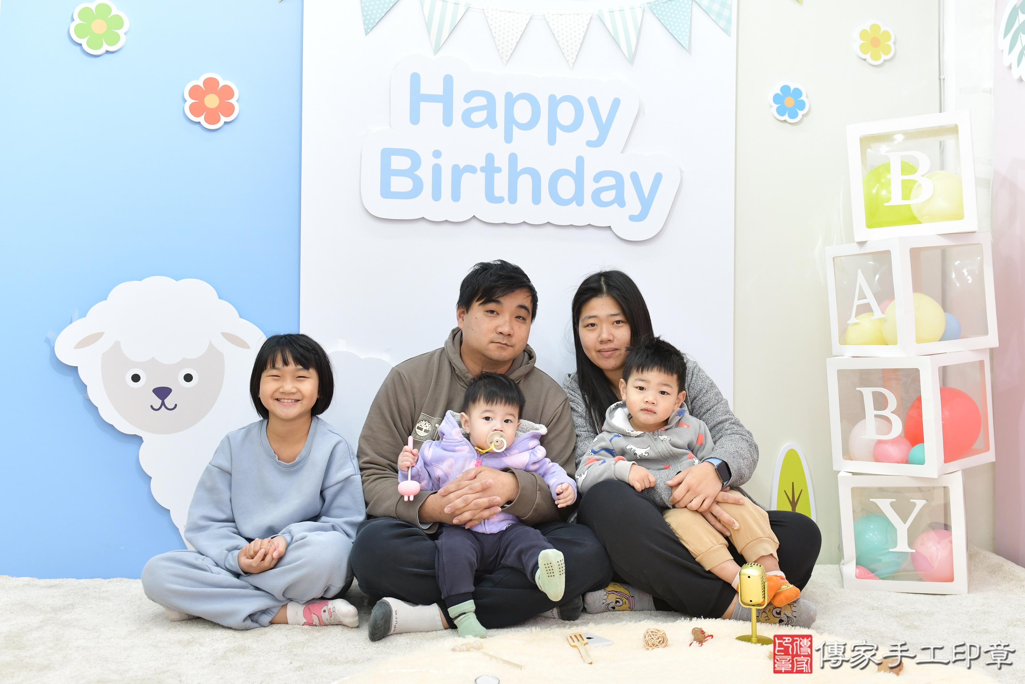 傳家手工印章桃園店、抓周、度脺、美式風會場、傳家嬰兒古禮、吉祥話、抓周道具物品24種、拍照。抓周證書。寶寶抓周、滿周歲、生日快樂、祝福