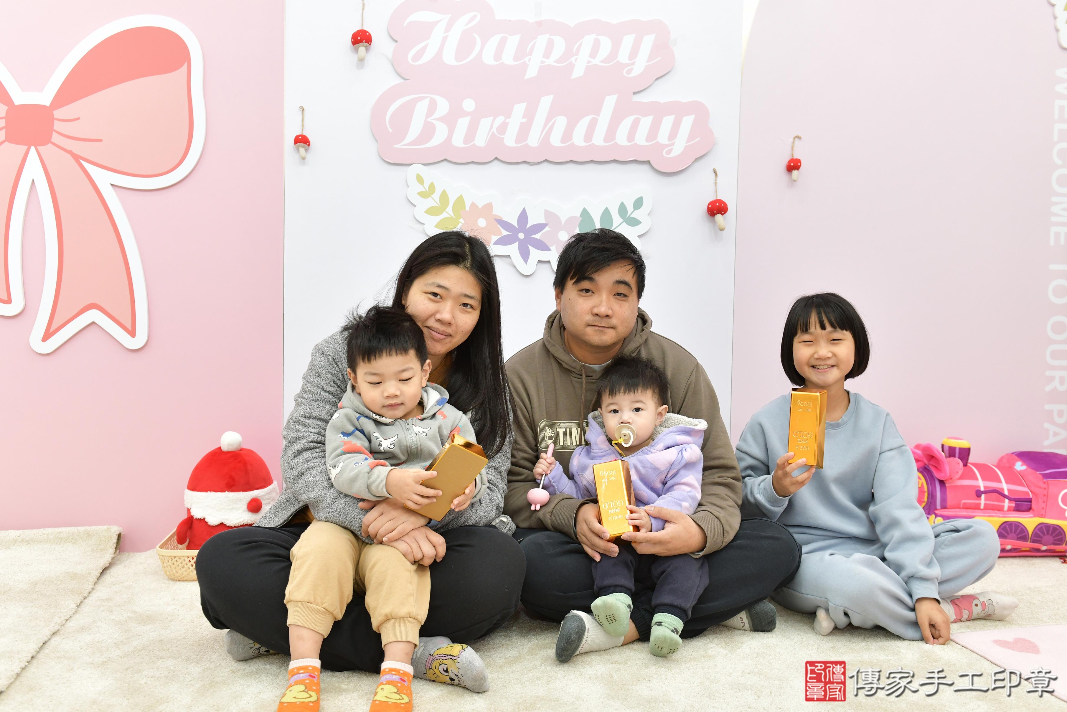 傳家手工印章桃園店、抓周、度脺、美式風會場、傳家嬰兒古禮、吉祥話、抓周道具物品24種、拍照。抓周證書。寶寶抓周、滿周歲、生日快樂、祝福