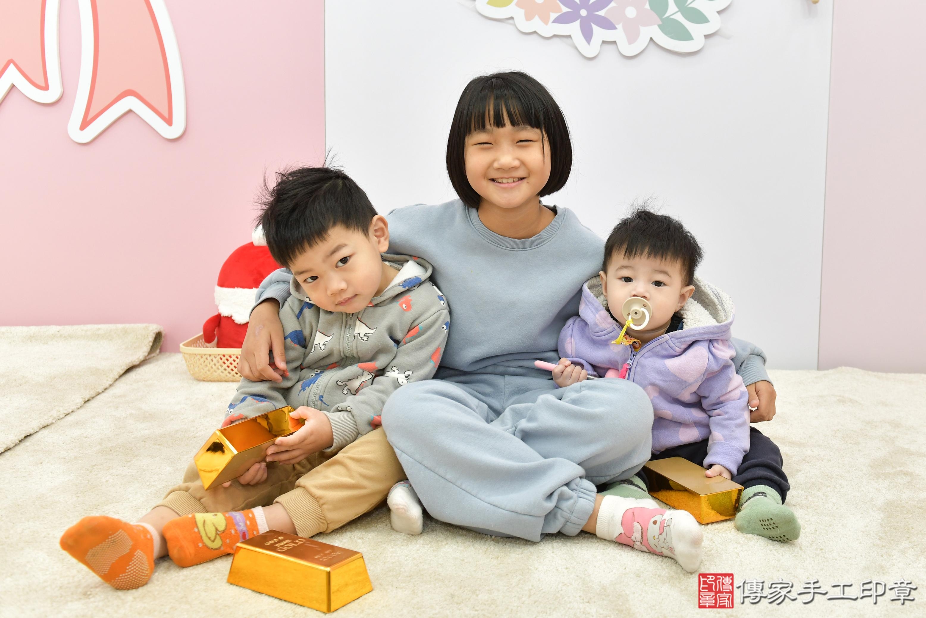 傳家手工印章桃園店、抓周、度脺、美式風會場、傳家嬰兒古禮、吉祥話、抓周道具物品24種、拍照。抓周證書。寶寶抓周、滿周歲、生日快樂、祝福