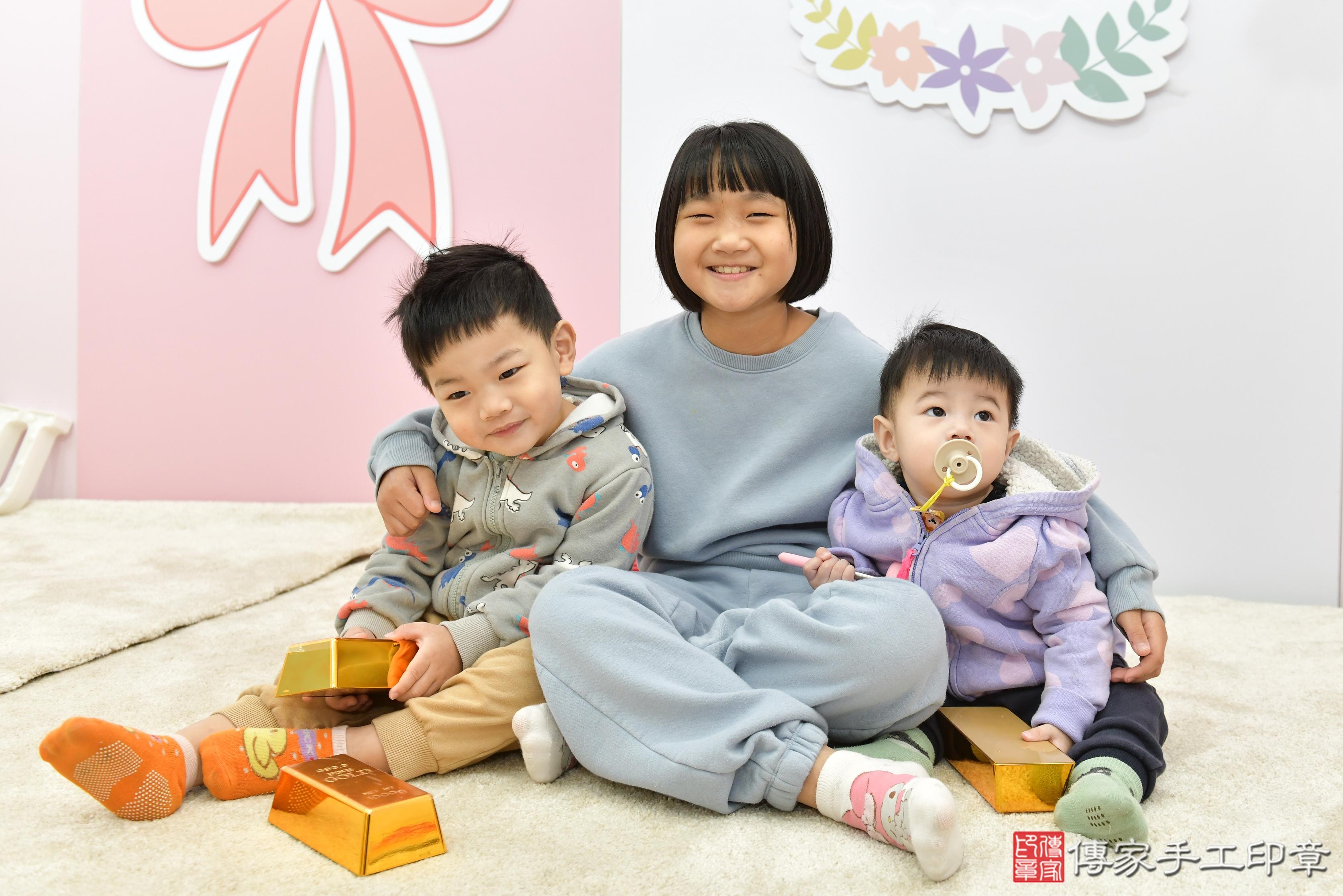 傳家手工印章桃園店、抓周、度脺、美式風會場、傳家嬰兒古禮、吉祥話、抓周道具物品24種、拍照。抓周證書。寶寶抓周、滿周歲、生日快樂、祝福