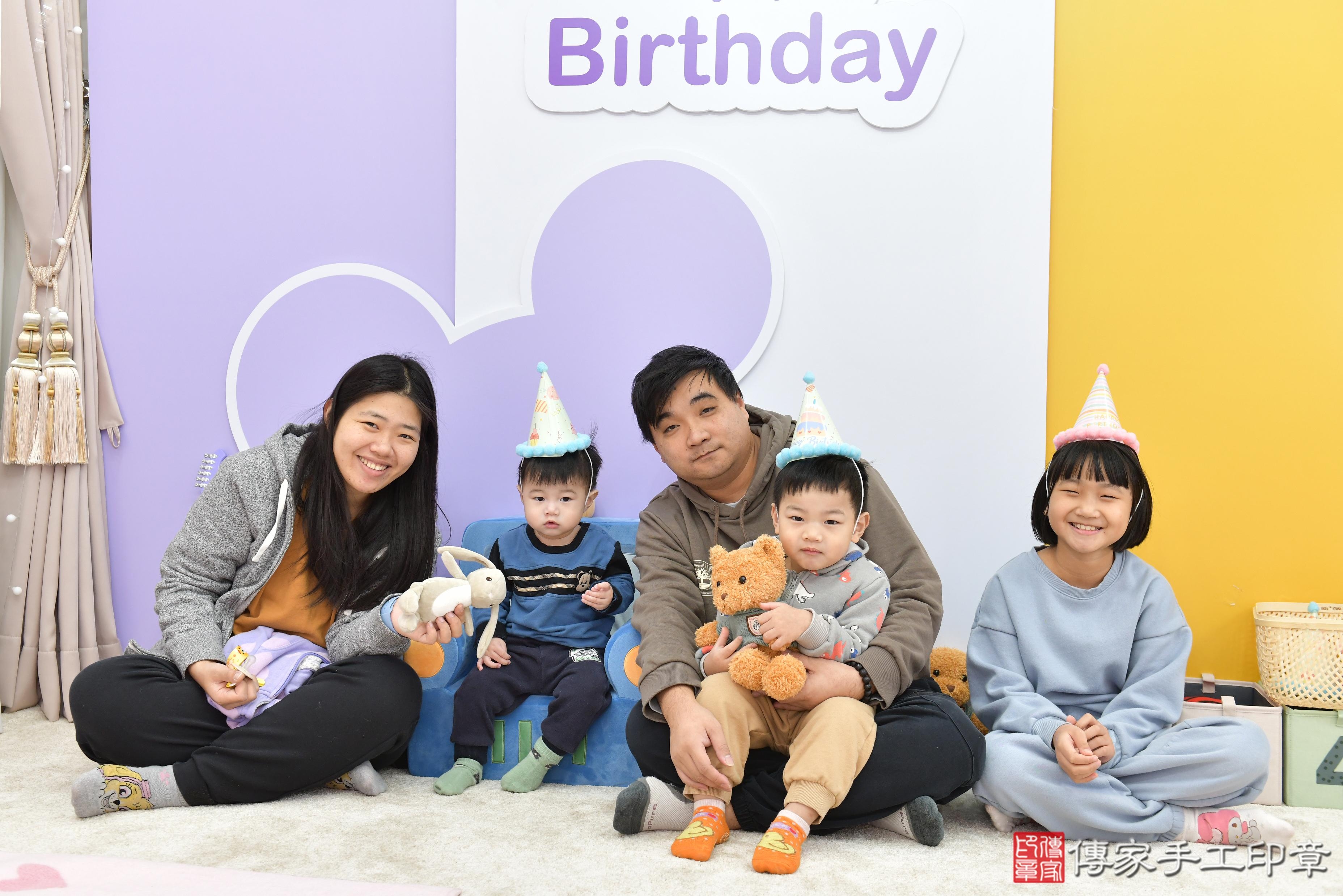 傳家手工印章桃園店、抓周、度脺、美式風會場、傳家嬰兒古禮、吉祥話、抓周道具物品24種、拍照。抓周證書。寶寶抓周、滿周歲、生日快樂、祝福