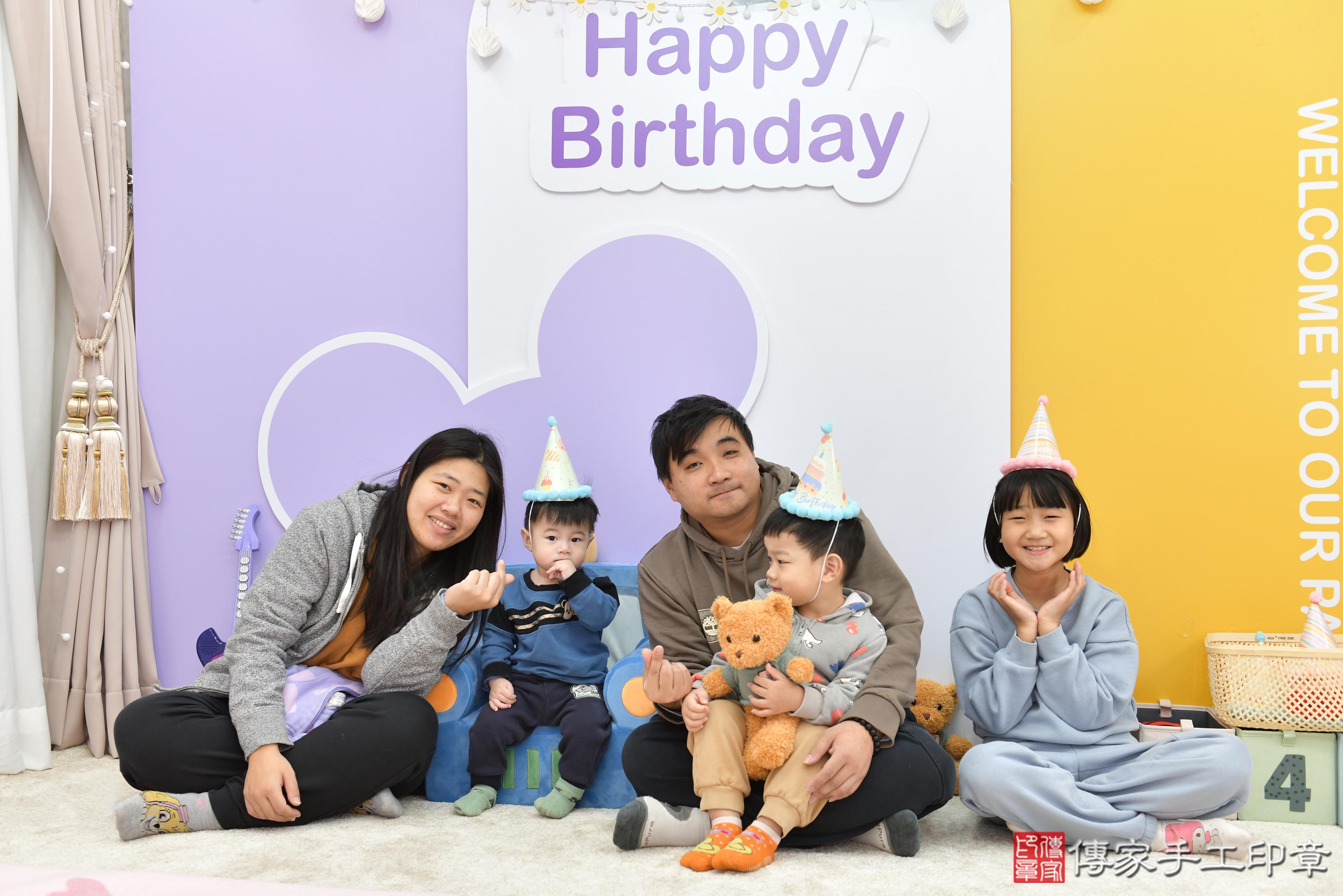 傳家手工印章桃園店、抓周、度脺、美式風會場、傳家嬰兒古禮、吉祥話、抓周道具物品24種、拍照。抓周證書。寶寶抓周、滿周歲、生日快樂、祝福