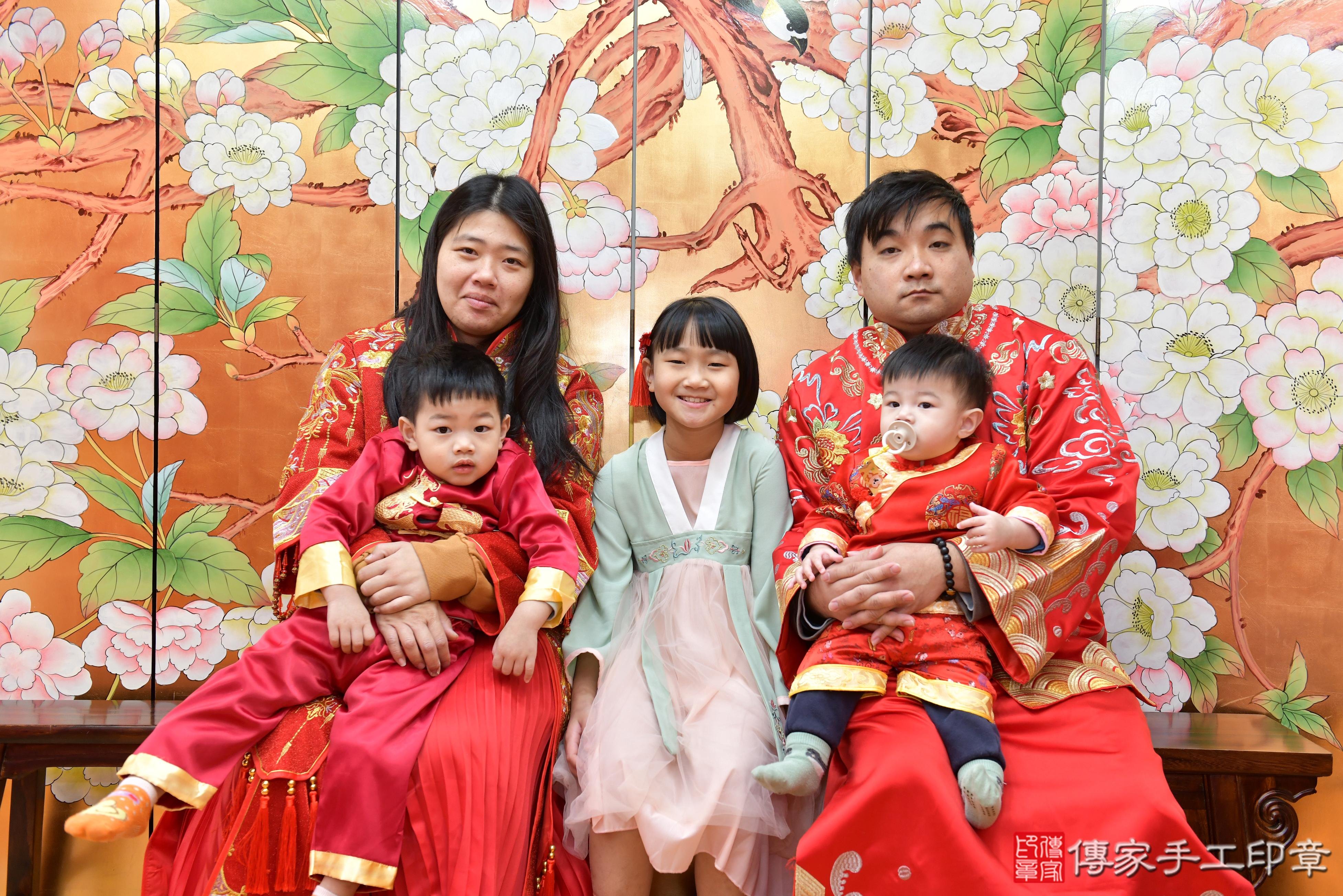 傳家手工印章桃園店、抓周、度脺、美式風會場、傳家嬰兒古禮、吉祥話、抓周道具物品24種、拍照。抓周證書。寶寶抓周、滿周歲、生日快樂、祝福