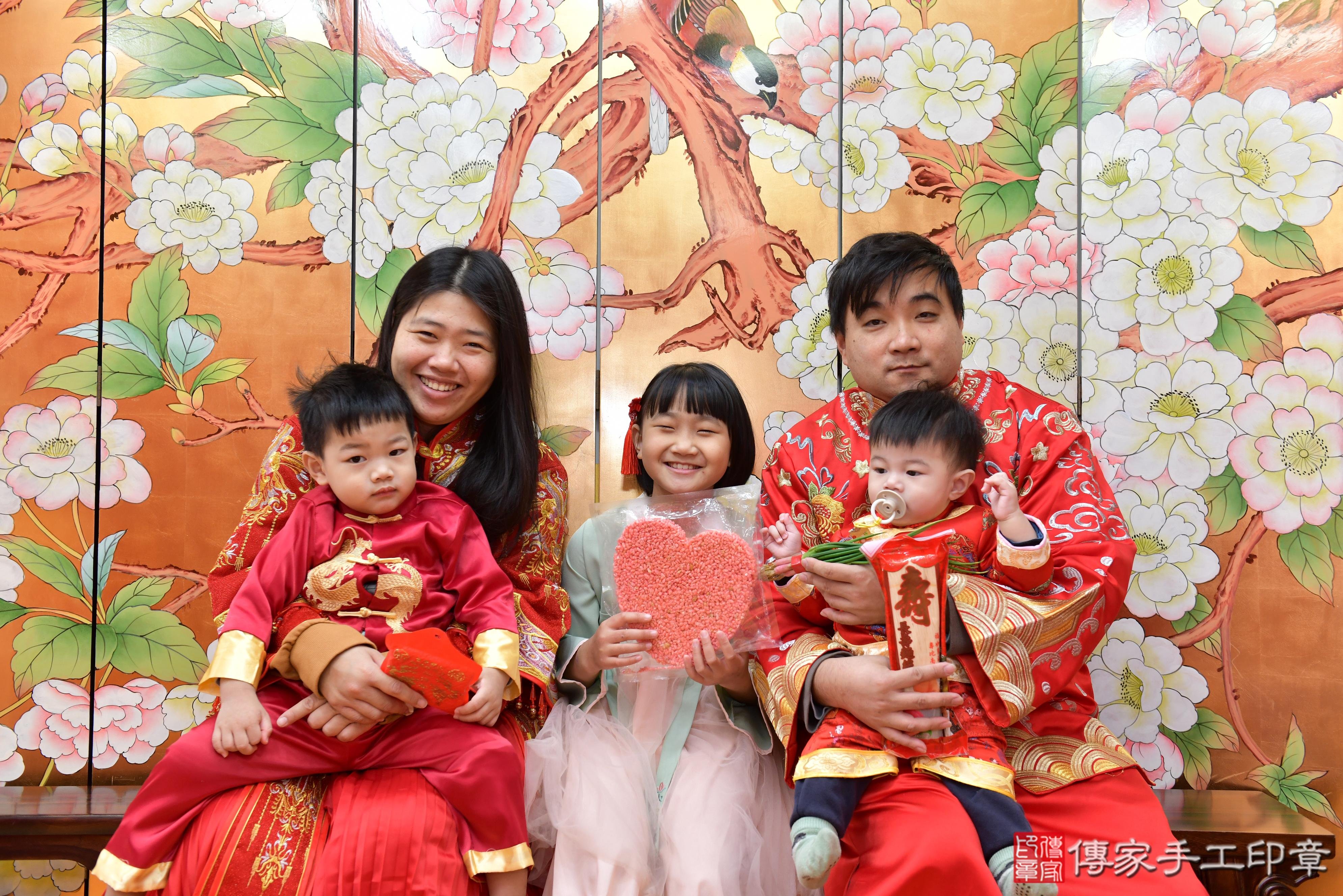 傳家手工印章桃園店、抓周、度脺、美式風會場、傳家嬰兒古禮、吉祥話、抓周道具物品24種、拍照。抓周證書。寶寶抓周、滿周歲、生日快樂、祝福