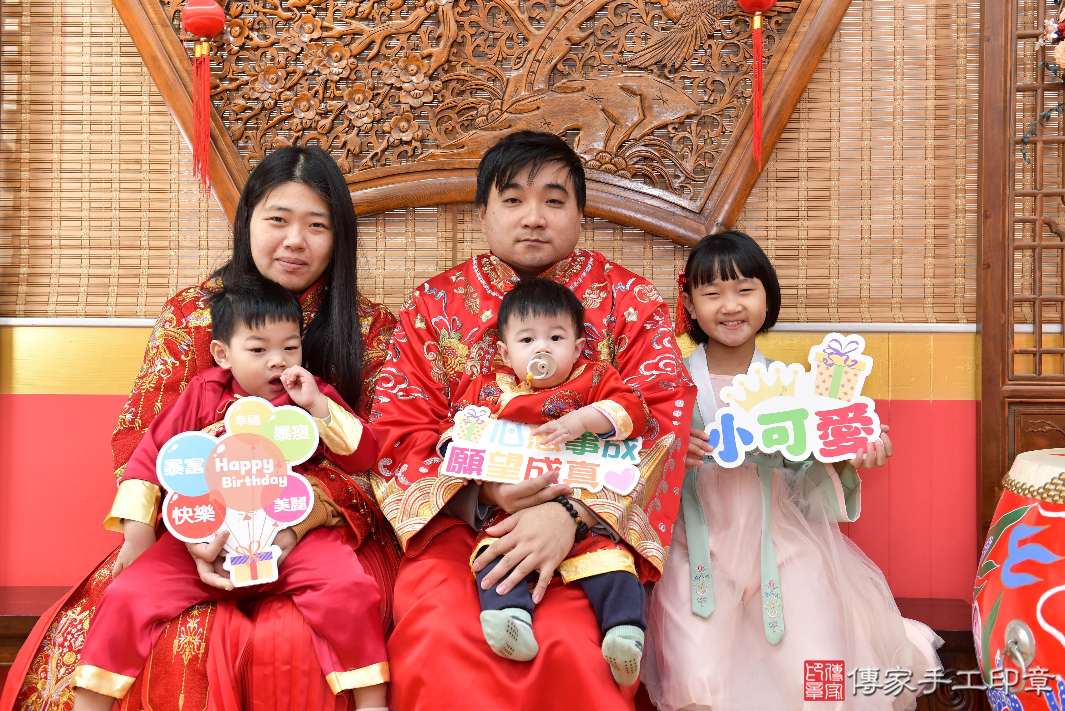 傳家手工印章桃園店、抓周、度脺、美式風會場、傳家嬰兒古禮、吉祥話、抓周道具物品24種、拍照。抓周證書。寶寶抓周、滿周歲、生日快樂、祝福