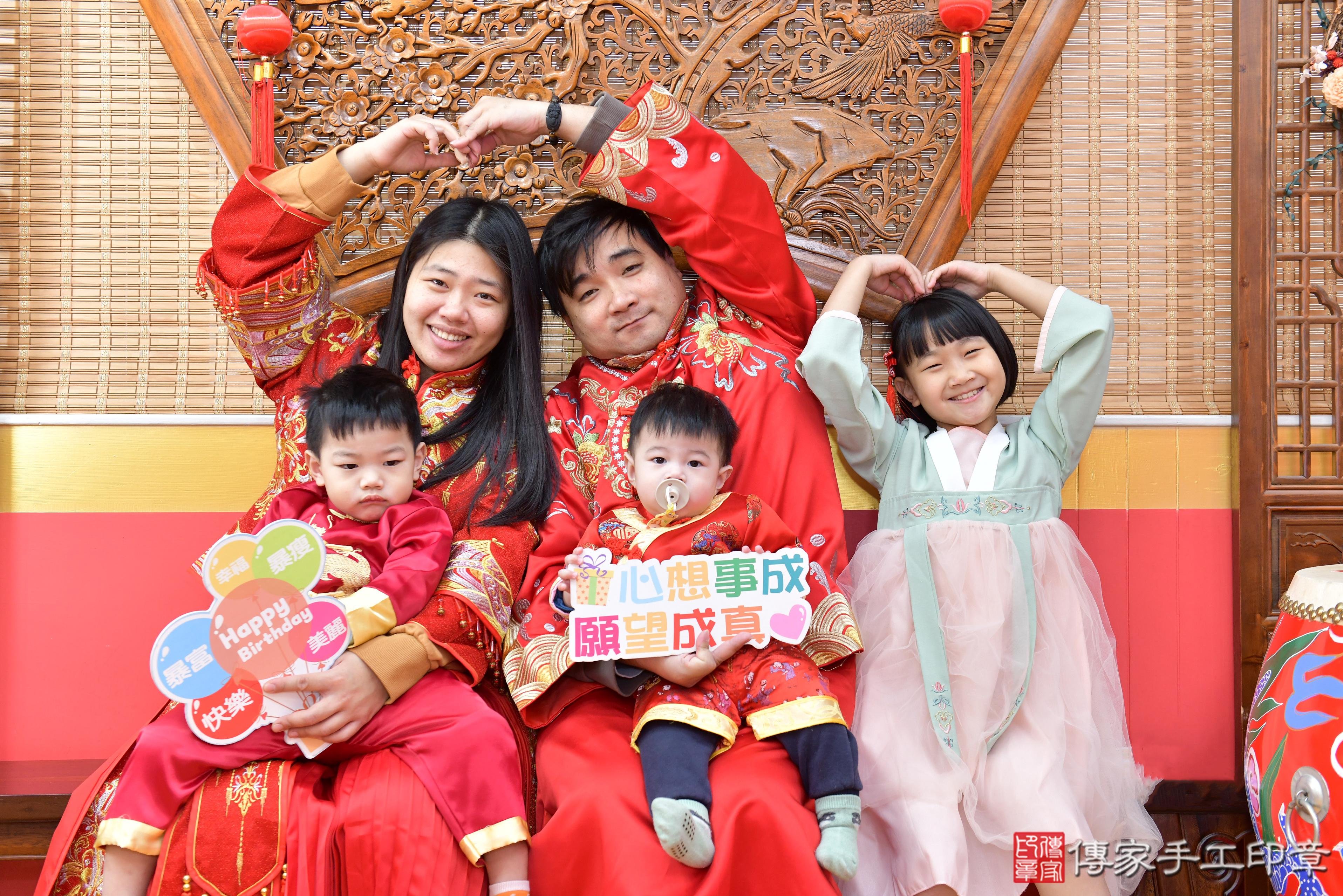 傳家手工印章桃園店、抓周、度脺、美式風會場、傳家嬰兒古禮、吉祥話、抓周道具物品24種、拍照。抓周證書。寶寶抓周、滿周歲、生日快樂、祝福