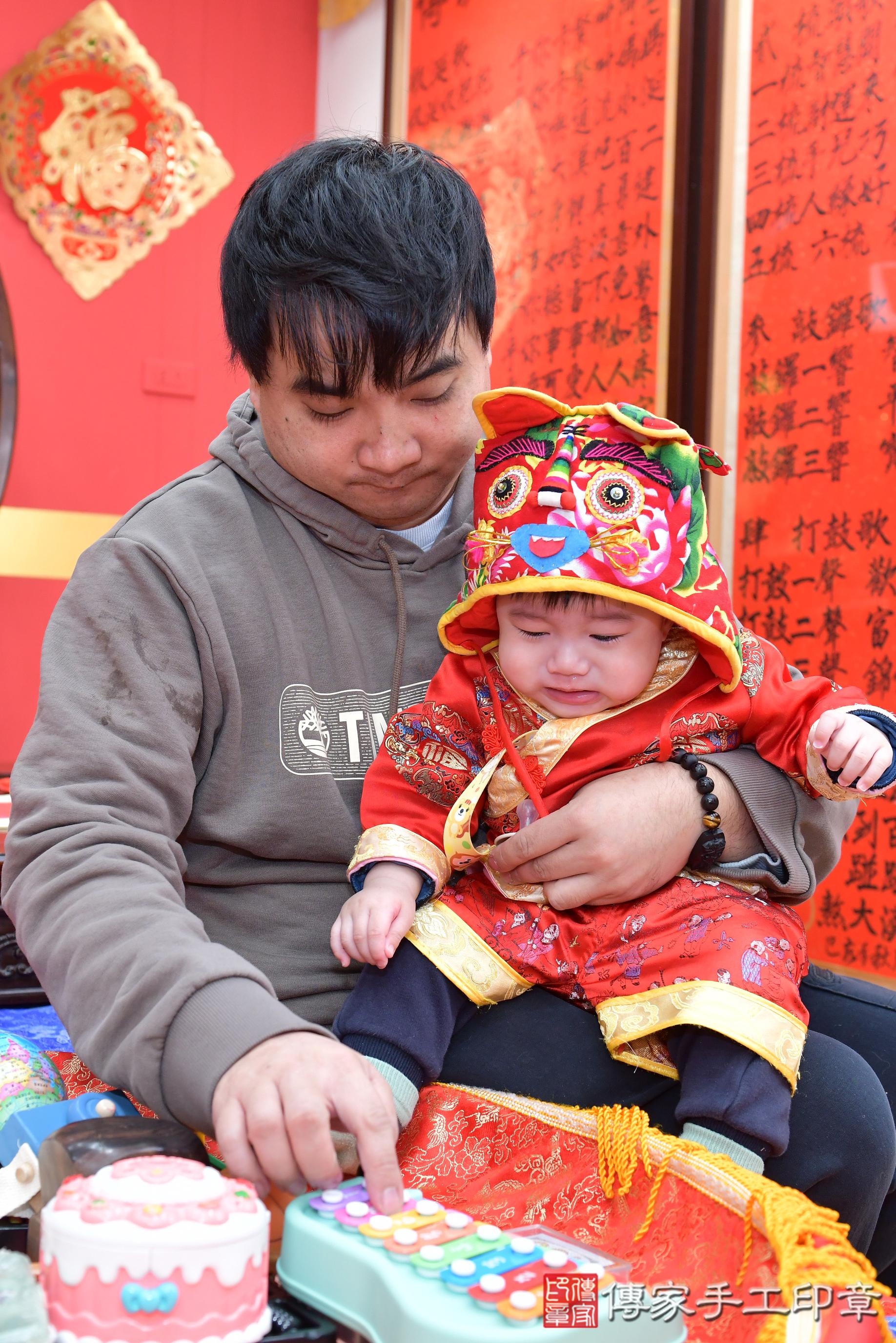 傳家手工印章桃園店、抓周、度脺、美式風會場、傳家嬰兒古禮、吉祥話、抓周道具物品24種、拍照。抓周證書。寶寶抓周、滿周歲、生日快樂、祝福