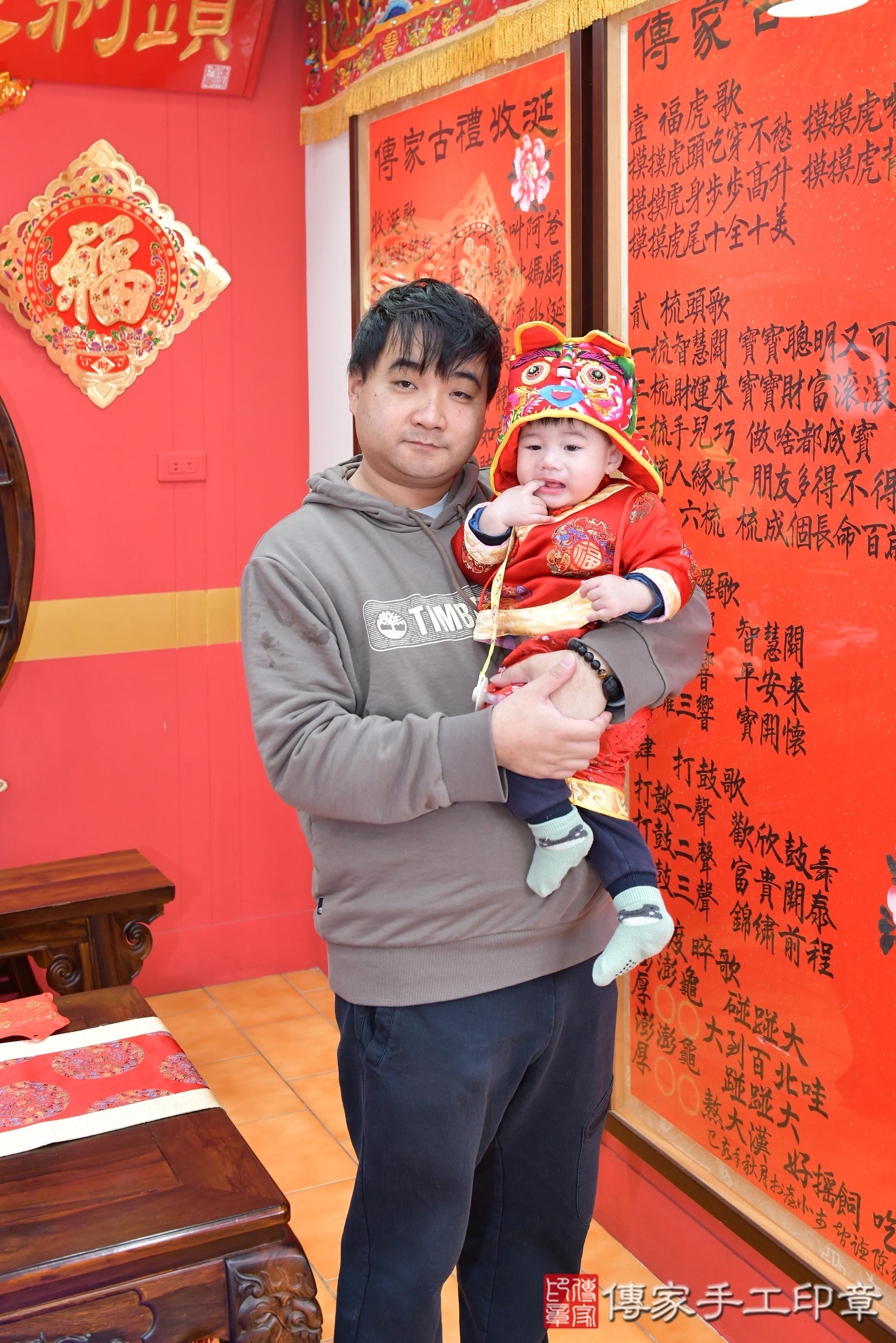 傳家手工印章桃園店、抓周、度脺、美式風會場、傳家嬰兒古禮、吉祥話、抓周道具物品24種、拍照。抓周證書。寶寶抓周、滿周歲、生日快樂、祝福