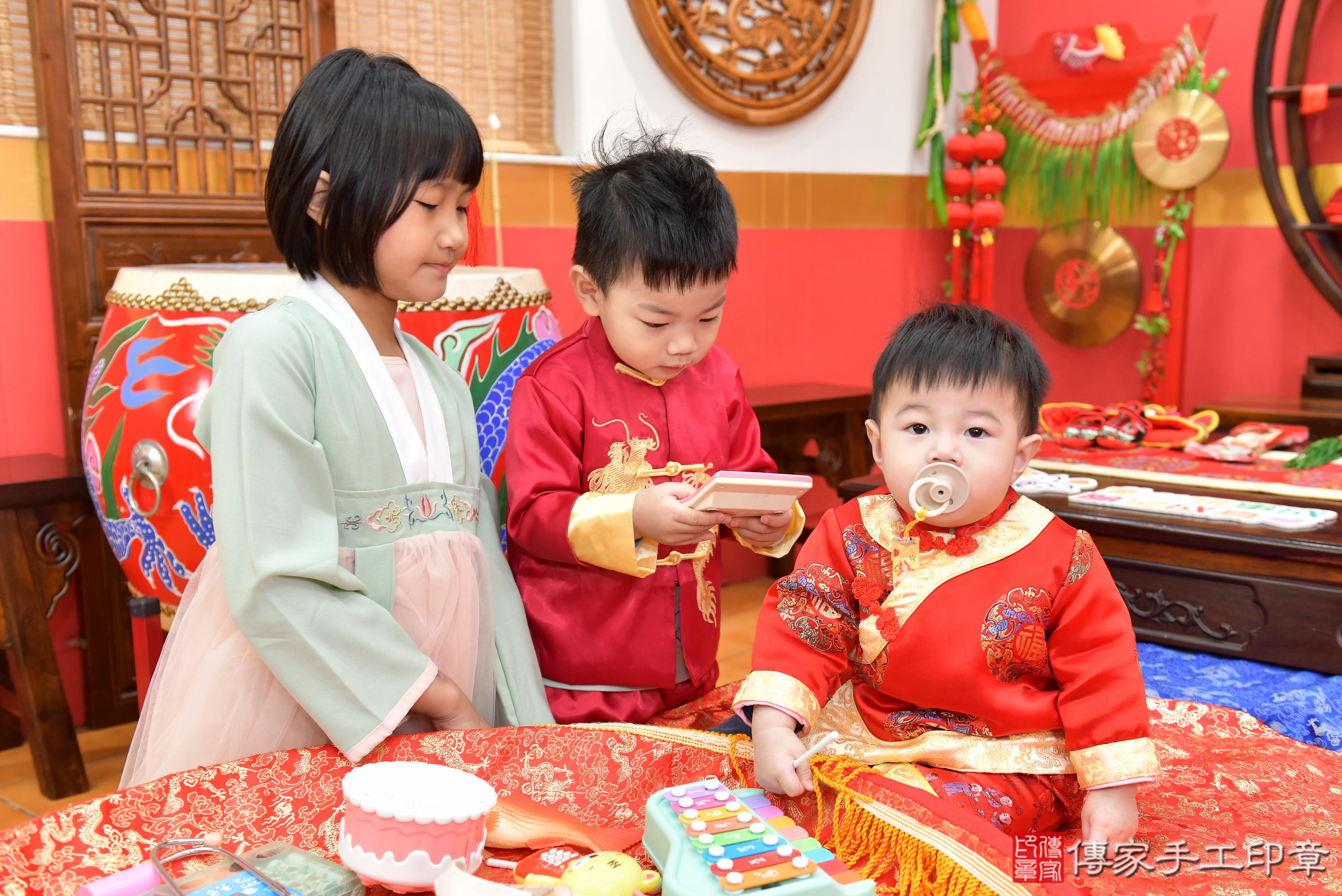 傳家手工印章桃園店、抓周、度脺、美式風會場、傳家嬰兒古禮、吉祥話、抓周道具物品24種、拍照。抓周證書。寶寶抓周、滿周歲、生日快樂、祝福