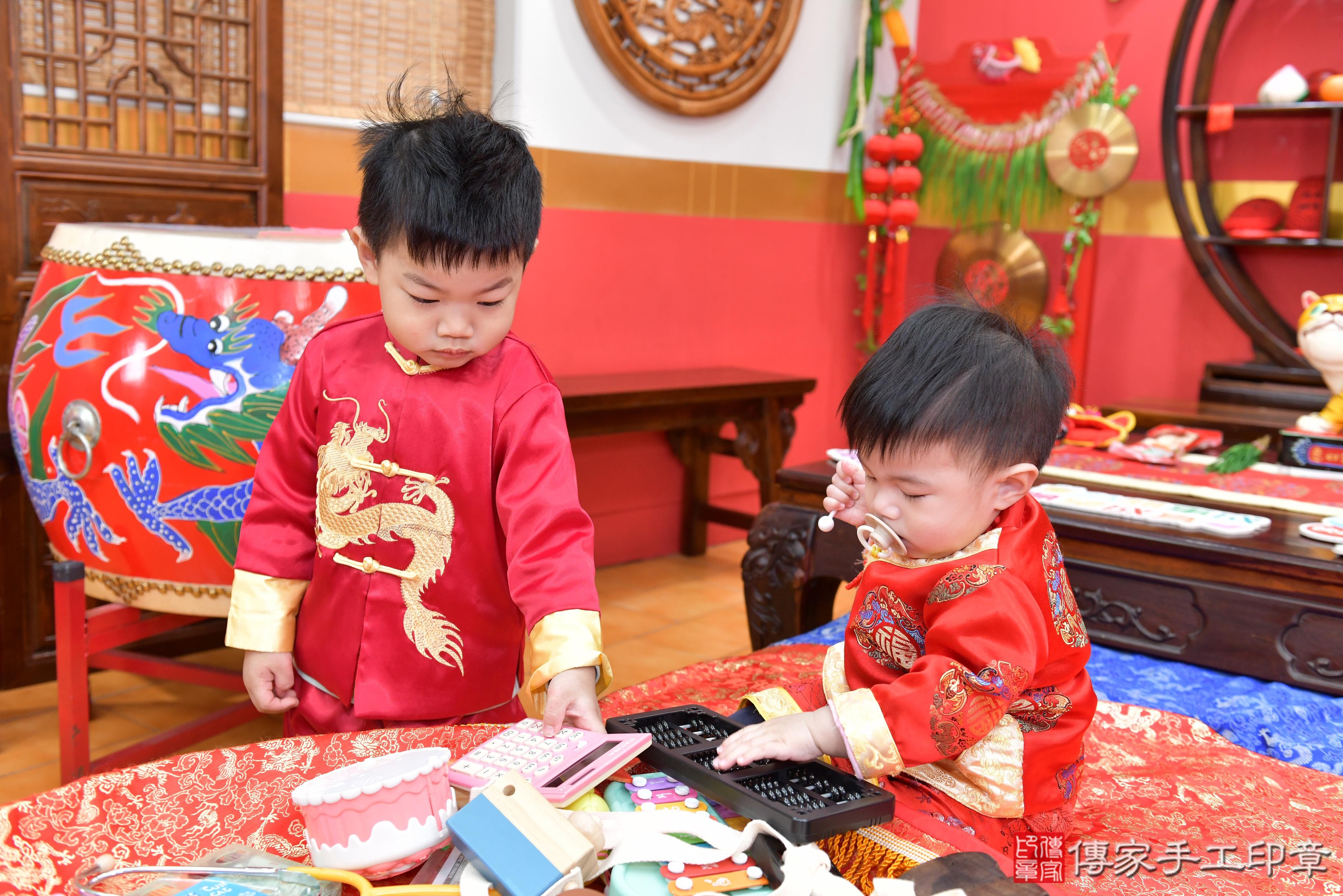 傳家手工印章桃園店、抓周、度脺、美式風會場、傳家嬰兒古禮、吉祥話、抓周道具物品24種、拍照。抓周證書。寶寶抓周、滿周歲、生日快樂、祝福