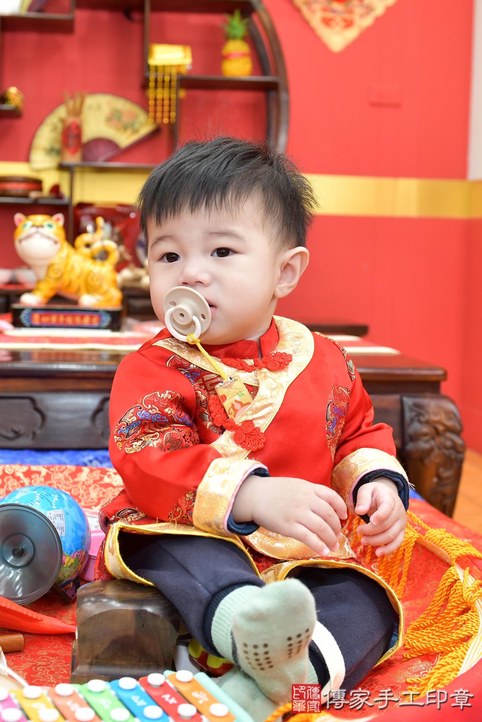 傳家手工印章桃園店、抓周、度脺、美式風會場、傳家嬰兒古禮、吉祥話、抓周道具物品24種、拍照。抓周證書。寶寶抓周、滿周歲、生日快樂、祝福