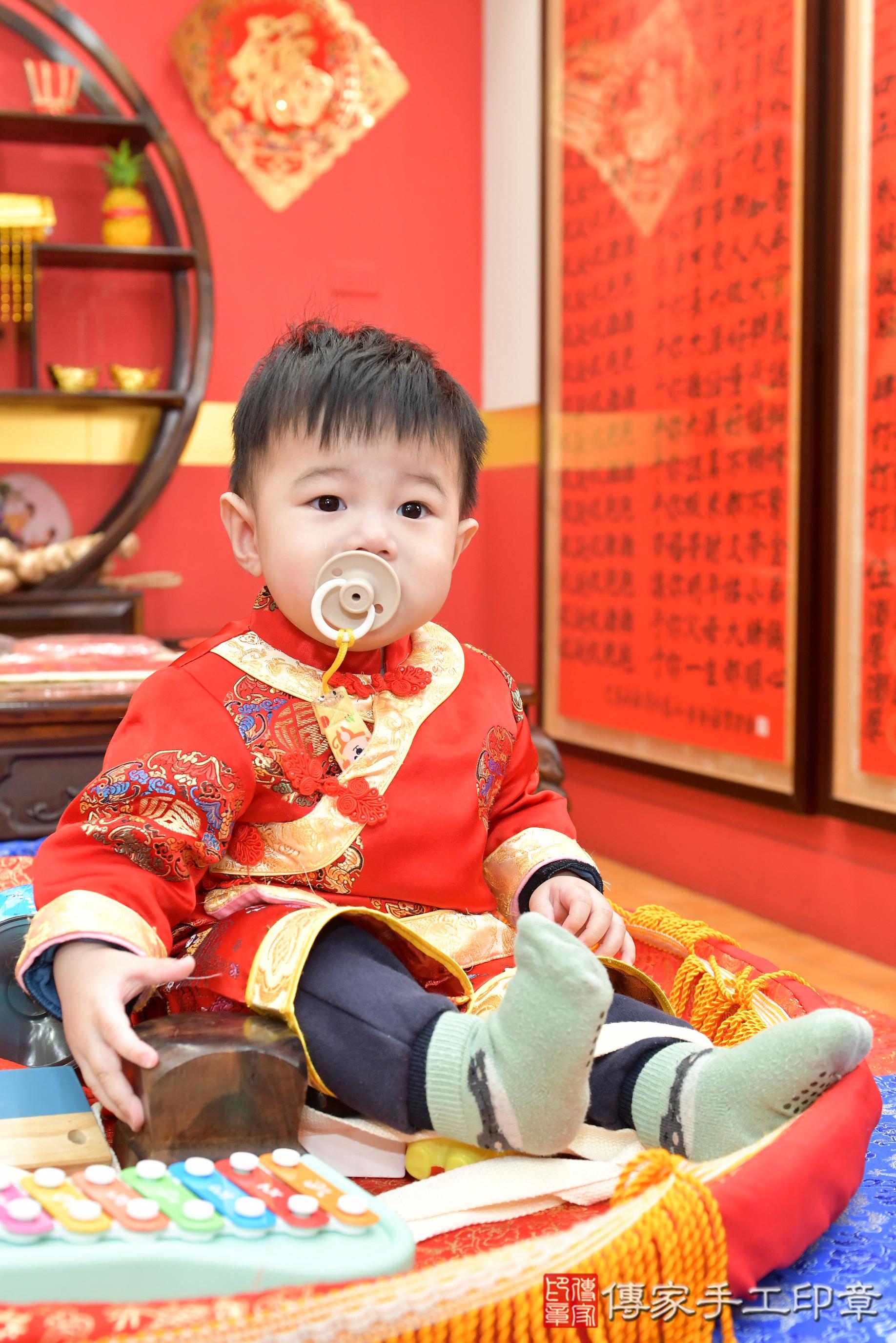 傳家手工印章桃園店、抓周、度脺、美式風會場、傳家嬰兒古禮、吉祥話、抓周道具物品24種、拍照。抓周證書。寶寶抓周、滿周歲、生日快樂、祝福