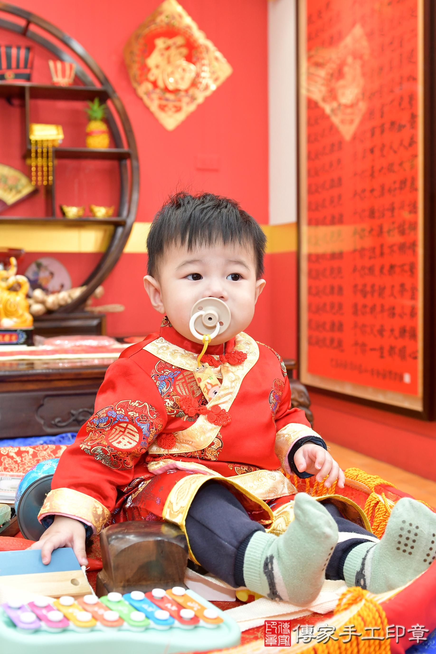 傳家手工印章桃園店、抓周、度脺、美式風會場、傳家嬰兒古禮、吉祥話、抓周道具物品24種、拍照。抓周證書。寶寶抓周、滿周歲、生日快樂、祝福