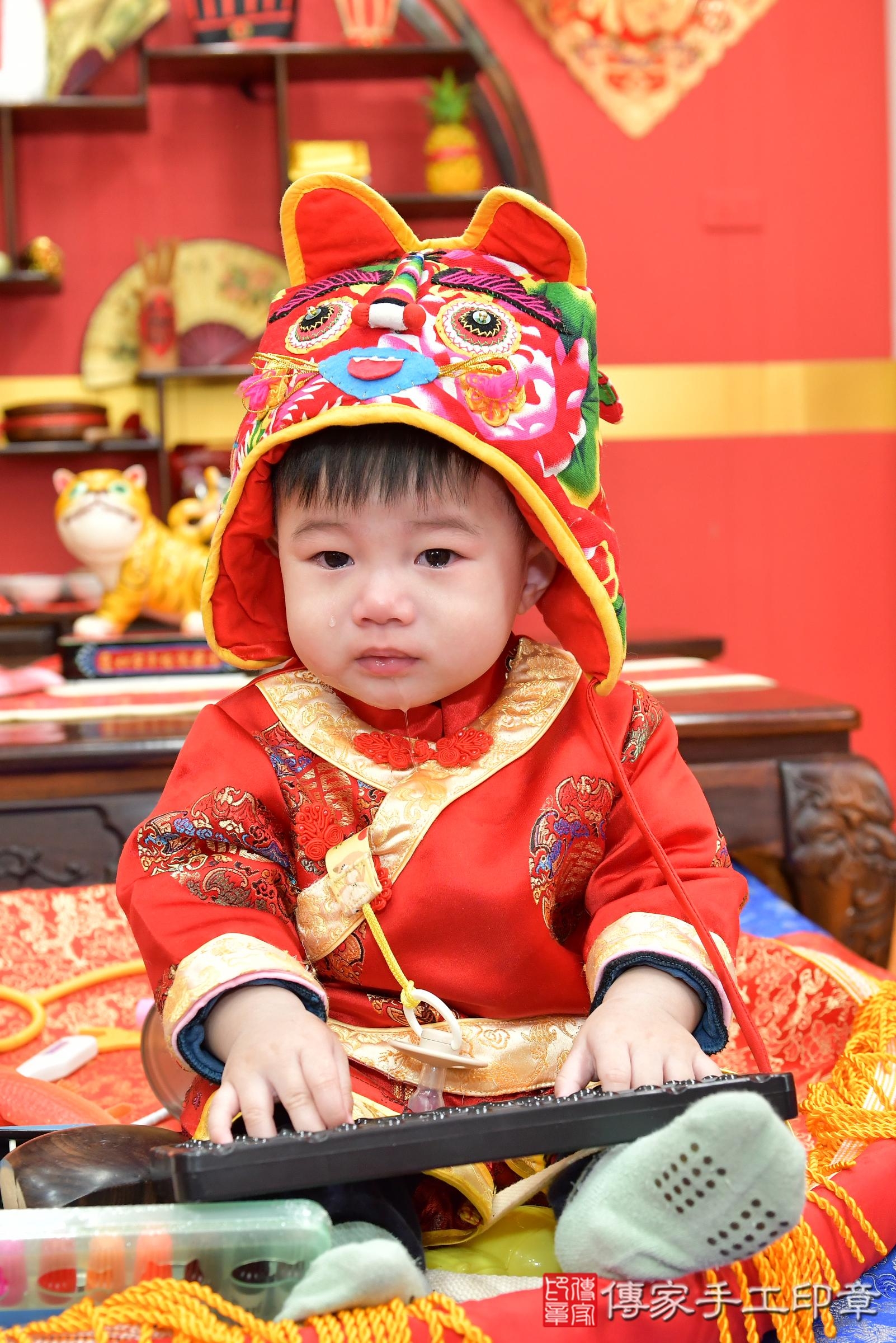傳家手工印章桃園店、抓周、度脺、美式風會場、傳家嬰兒古禮、吉祥話、抓周道具物品24種、拍照。抓周證書。寶寶抓周、滿周歲、生日快樂、祝福