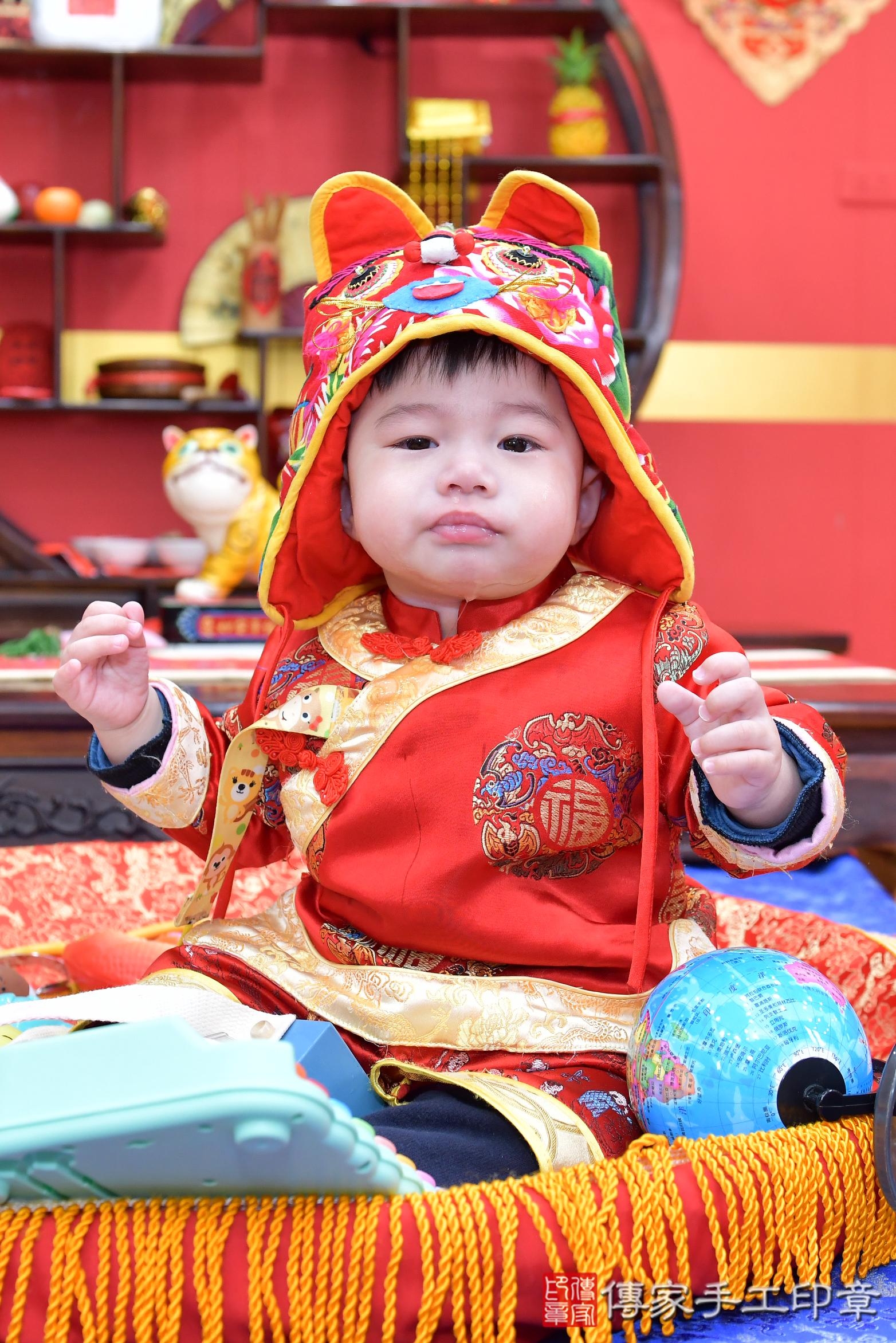 傳家手工印章桃園店、抓周、度脺、美式風會場、傳家嬰兒古禮、吉祥話、抓周道具物品24種、拍照。抓周證書。寶寶抓周、滿周歲、生日快樂、祝福