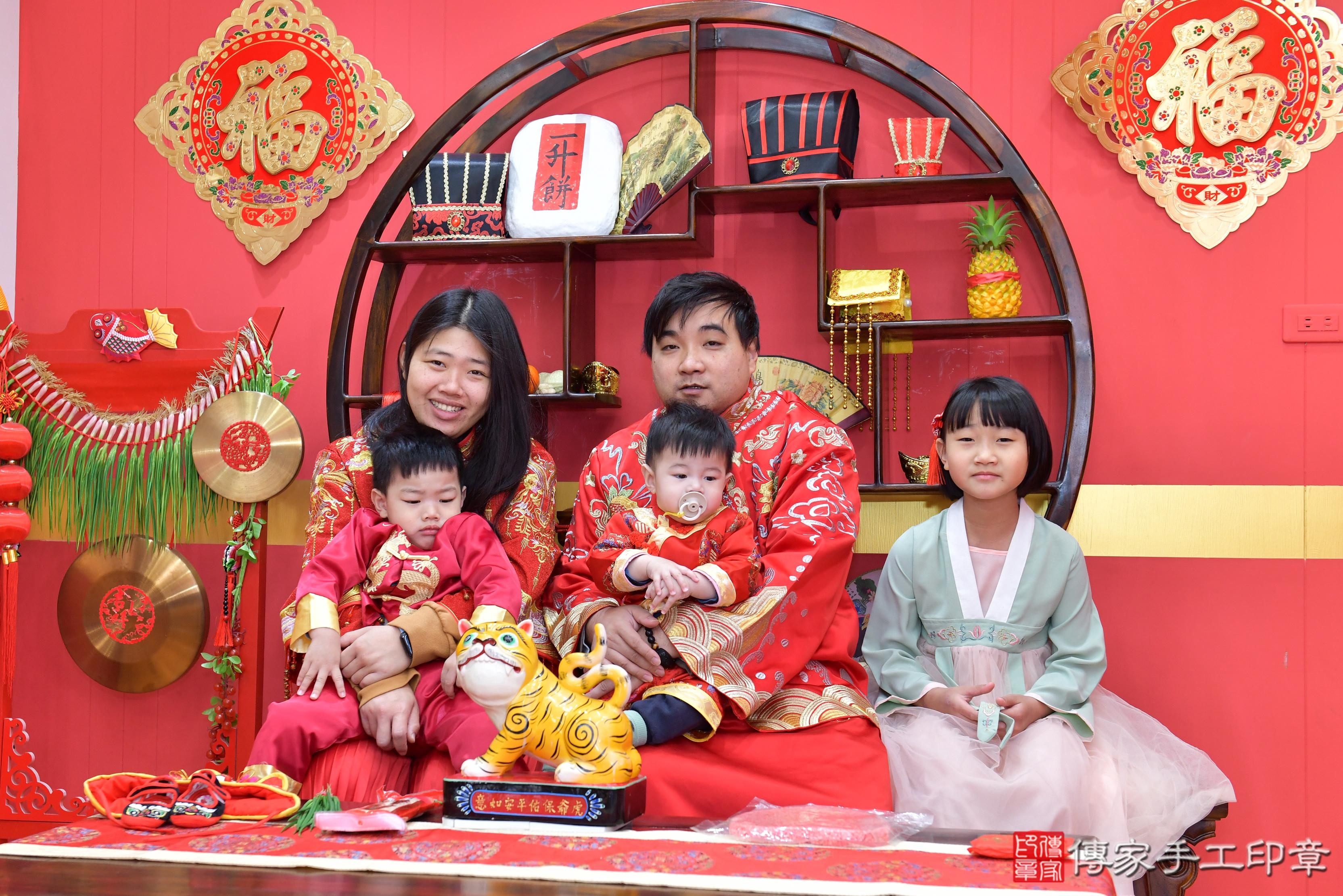 傳家手工印章桃園店、抓周、度脺、美式風會場、傳家嬰兒古禮、吉祥話、抓周道具物品24種、拍照。抓周證書。寶寶抓周、滿周歲、生日快樂、祝福