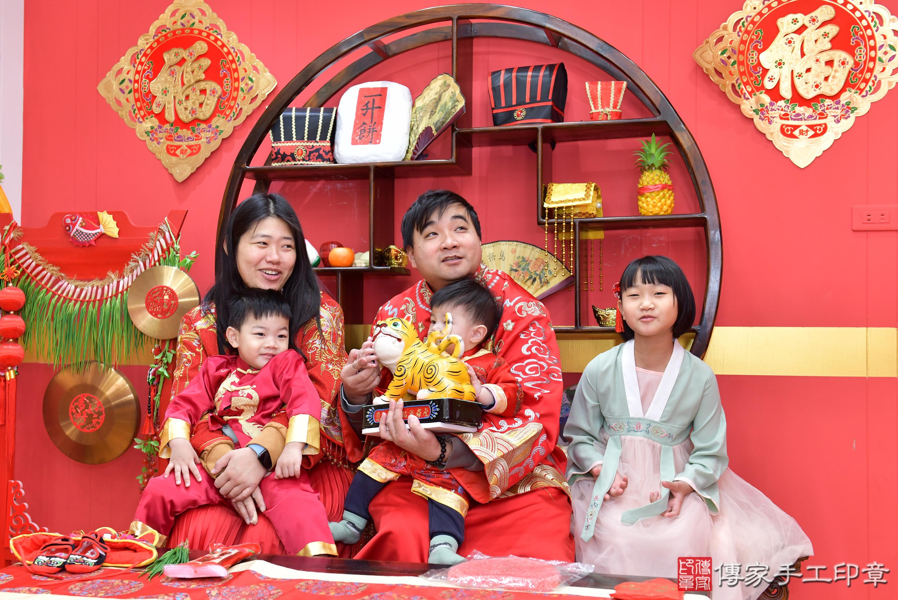 傳家手工印章桃園店、抓周、度脺、美式風會場、傳家嬰兒古禮、吉祥話、抓周道具物品24種、拍照。抓周證書。寶寶抓周、滿周歲、生日快樂、祝福