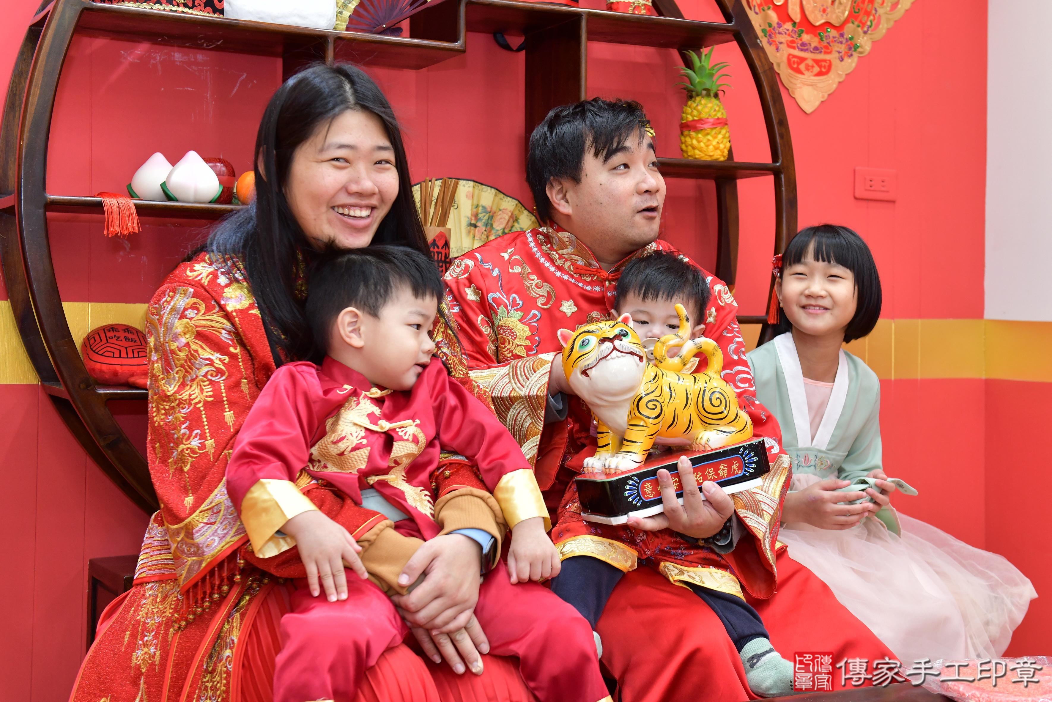 傳家手工印章桃園店、抓周、度脺、美式風會場、傳家嬰兒古禮、吉祥話、抓周道具物品24種、拍照。抓周證書。寶寶抓周、滿周歲、生日快樂、祝福