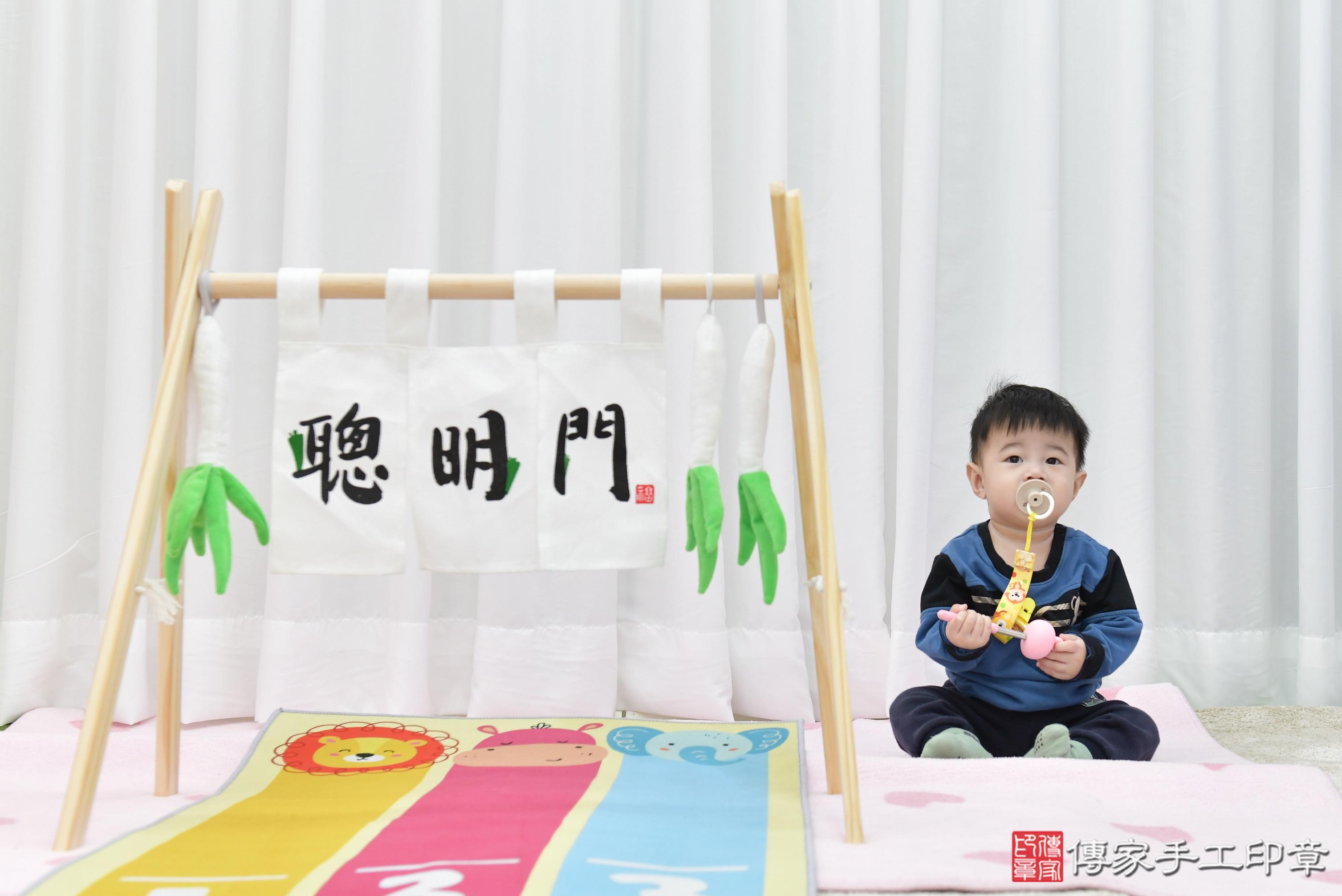 傳家手工印章桃園店、抓周、度脺、美式風會場、傳家嬰兒古禮、吉祥話、抓周道具物品24種、拍照。抓周證書。寶寶抓周、滿周歲、生日快樂、祝福