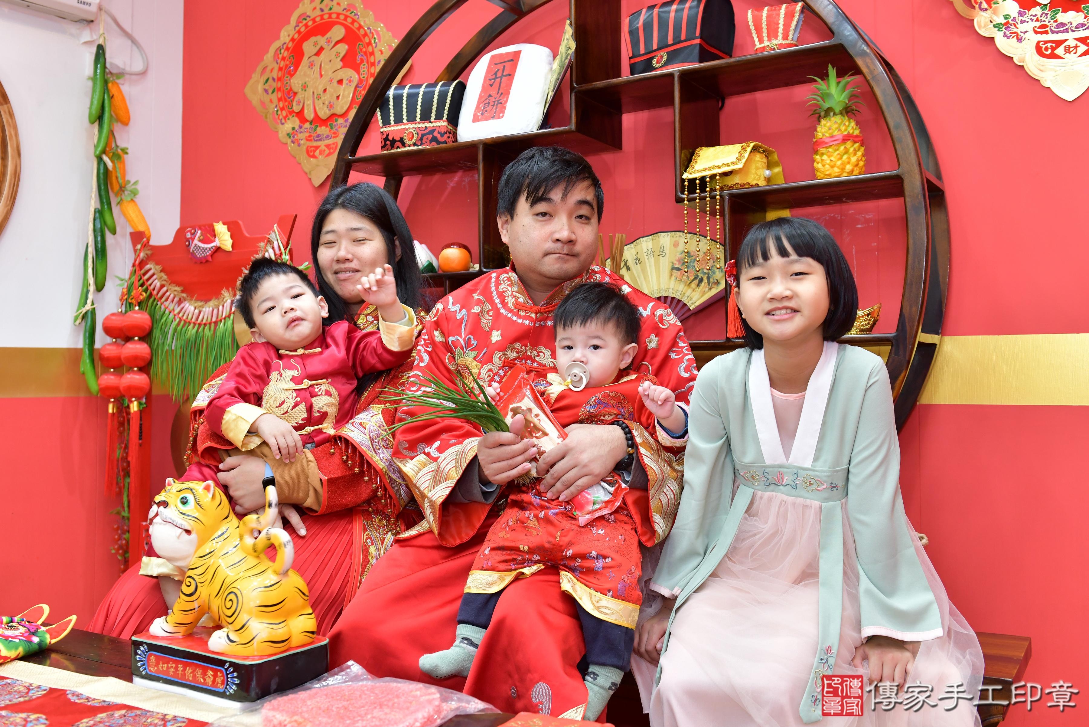 傳家手工印章桃園店、抓周、度脺、美式風會場、傳家嬰兒古禮、吉祥話、抓周道具物品24種、拍照。抓周證書。寶寶抓周、滿周歲、生日快樂、祝福