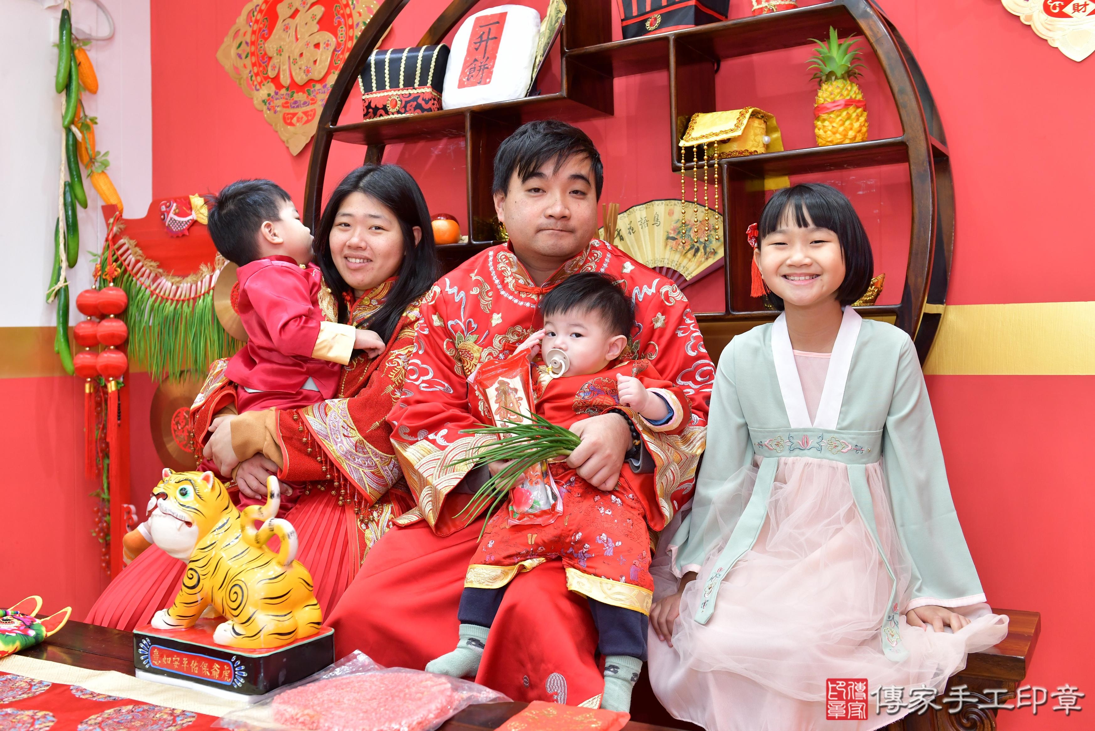 傳家手工印章桃園店、抓周、度脺、美式風會場、傳家嬰兒古禮、吉祥話、抓周道具物品24種、拍照。抓周證書。寶寶抓周、滿周歲、生日快樂、祝福