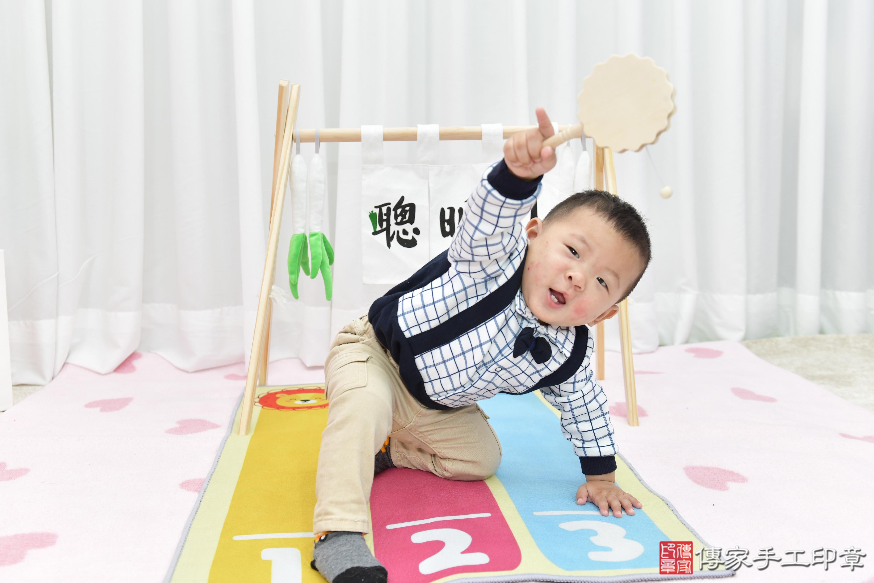 傳家手工印章桃園店、抓周、度脺、美式風會場、傳家嬰兒古禮、吉祥話、抓周道具物品24種、拍照。抓周證書。寶寶抓周、滿周歲、生日快樂、祝福