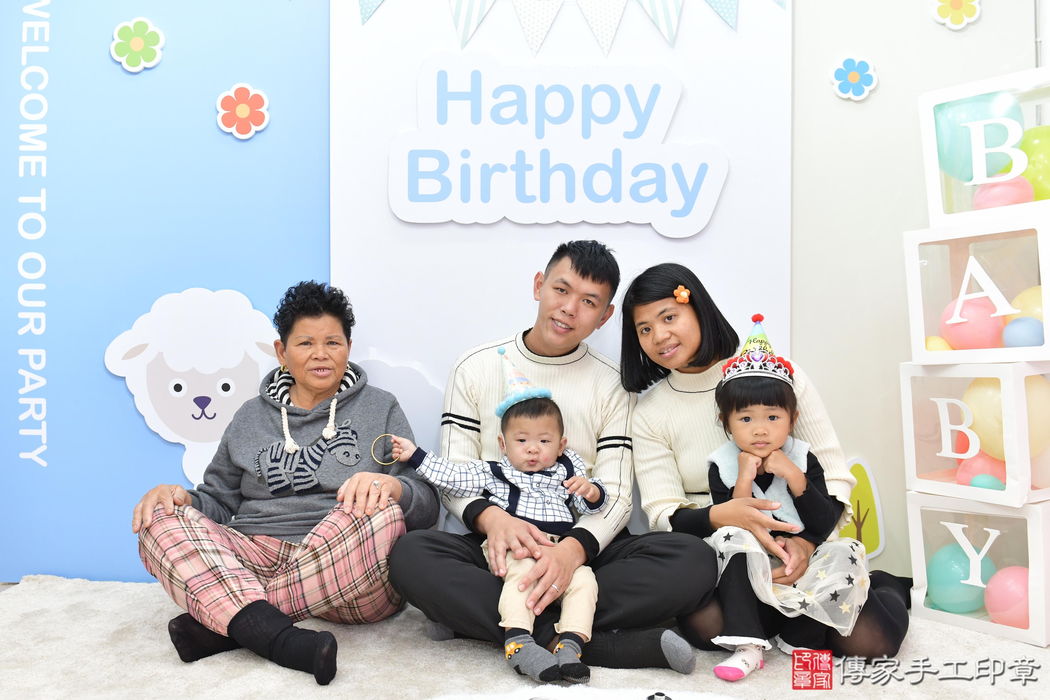 傳家手工印章桃園店、抓周、度脺、美式風會場、傳家嬰兒古禮、吉祥話、抓周道具物品24種、拍照。抓周證書。寶寶抓周、滿周歲、生日快樂、祝福