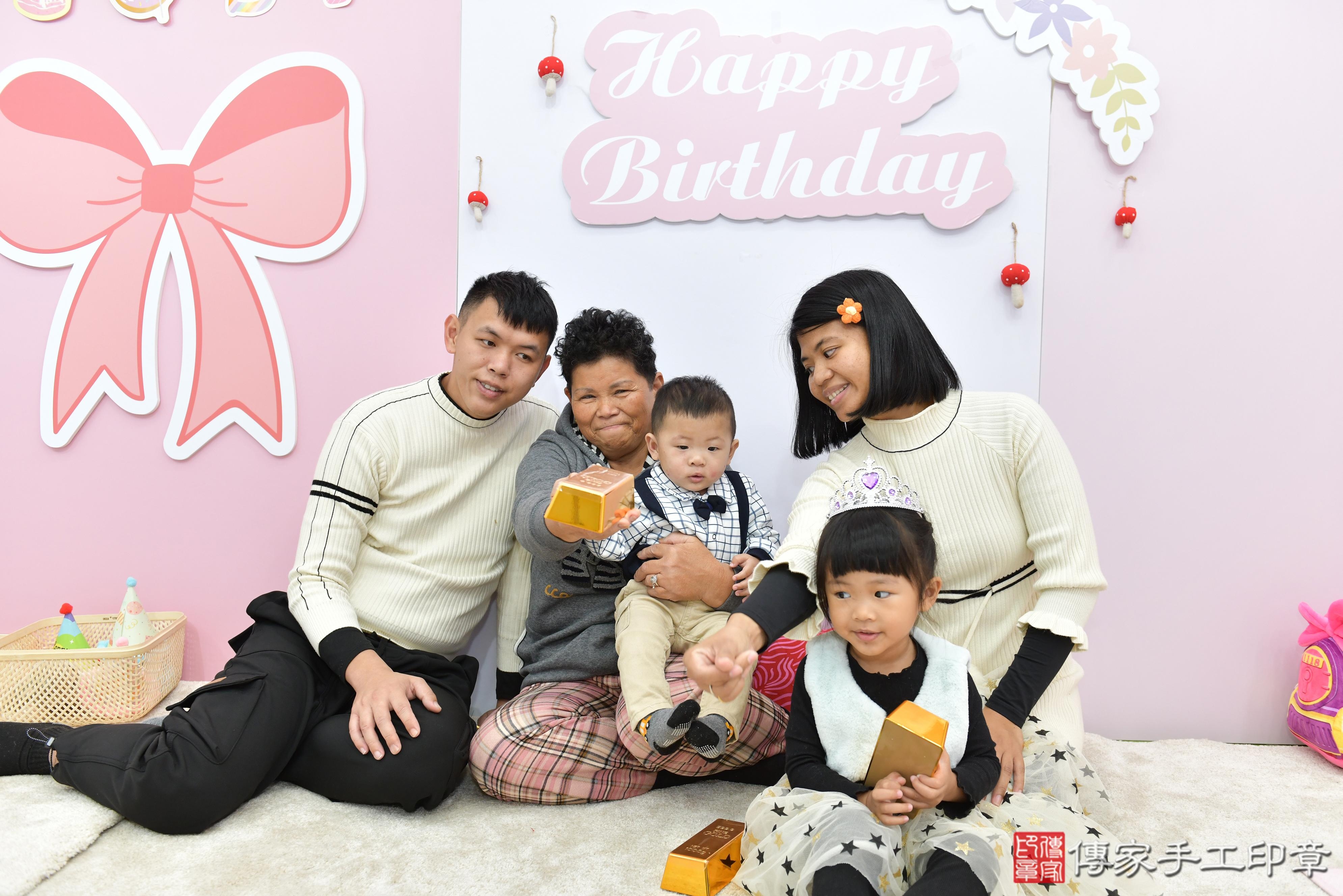 傳家手工印章桃園店、抓周、度脺、美式風會場、傳家嬰兒古禮、吉祥話、抓周道具物品24種、拍照。抓周證書。寶寶抓周、滿周歲、生日快樂、祝福