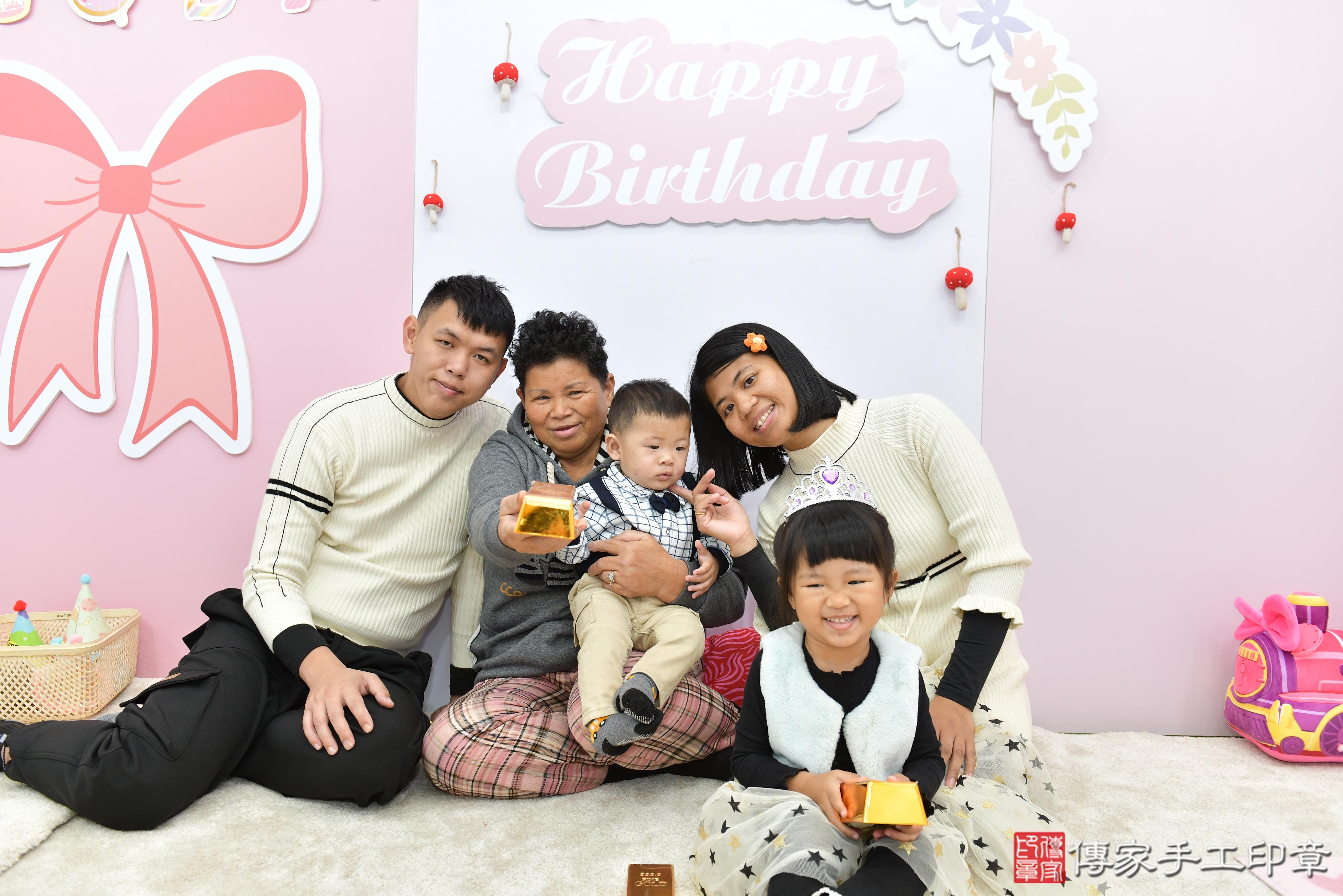 傳家手工印章桃園店、抓周、度脺、美式風會場、傳家嬰兒古禮、吉祥話、抓周道具物品24種、拍照。抓周證書。寶寶抓周、滿周歲、生日快樂、祝福