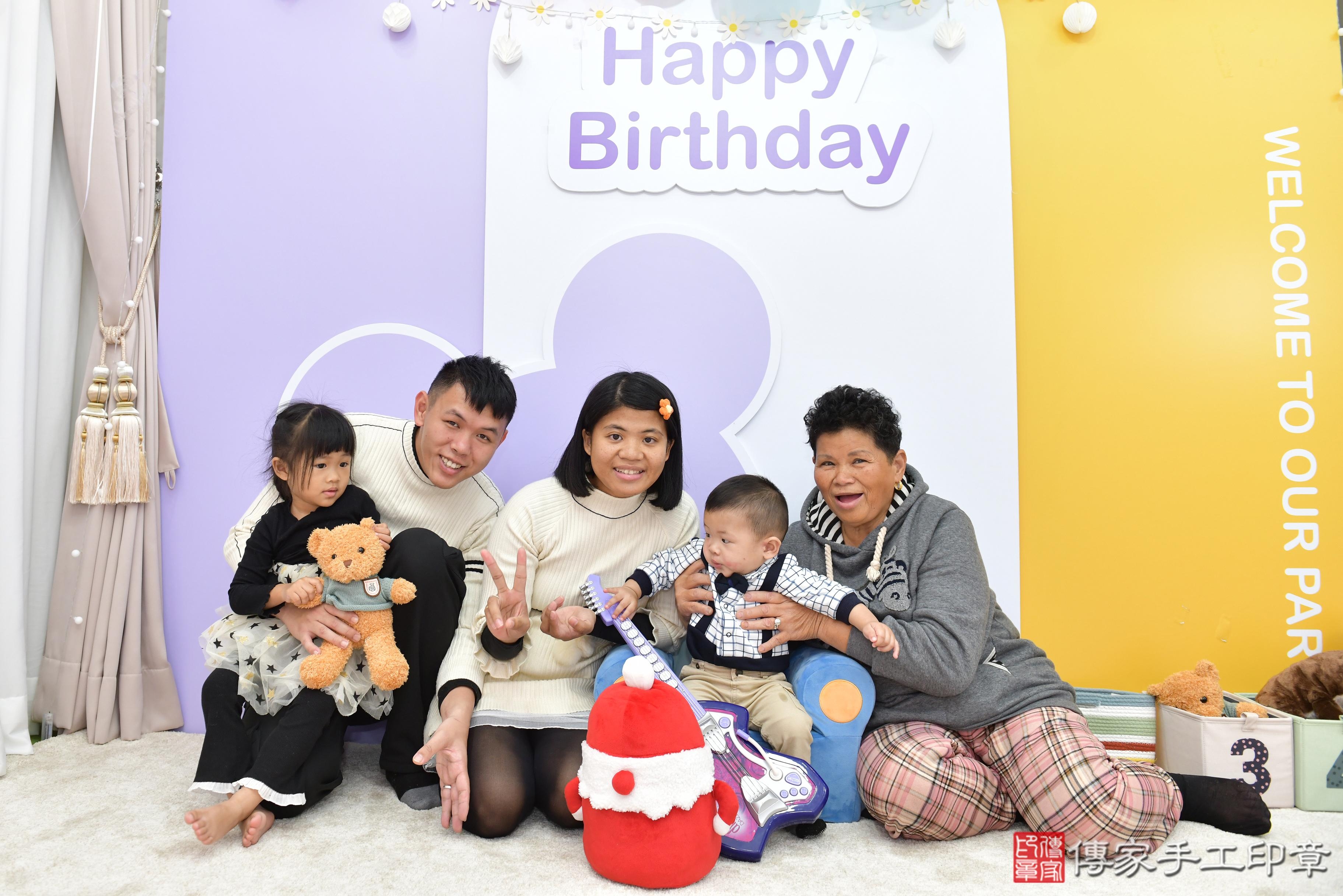 傳家手工印章桃園店、抓周、度脺、美式風會場、傳家嬰兒古禮、吉祥話、抓周道具物品24種、拍照。抓周證書。寶寶抓周、滿周歲、生日快樂、祝福