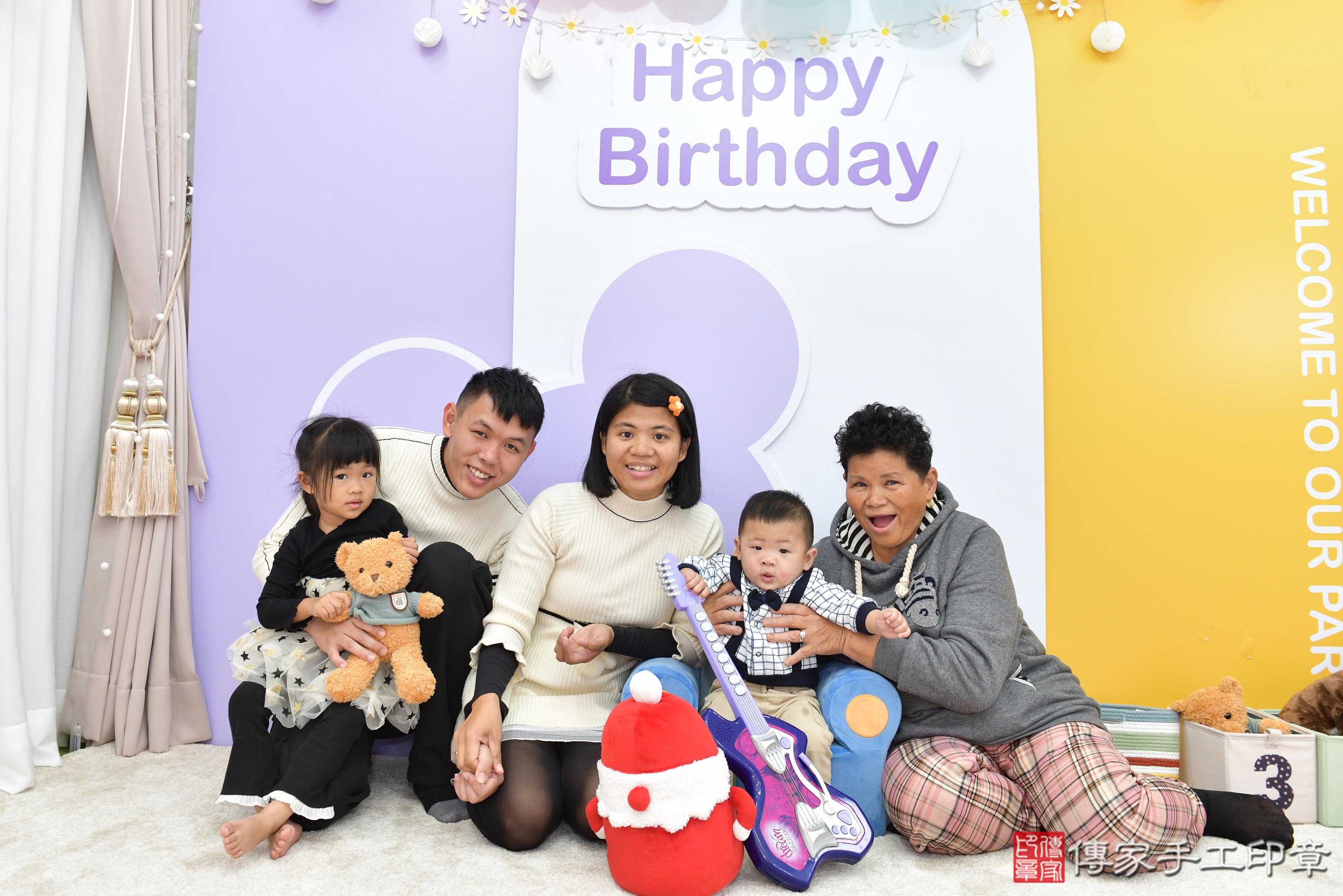 傳家手工印章桃園店、抓周、度脺、美式風會場、傳家嬰兒古禮、吉祥話、抓周道具物品24種、拍照。抓周證書。寶寶抓周、滿周歲、生日快樂、祝福