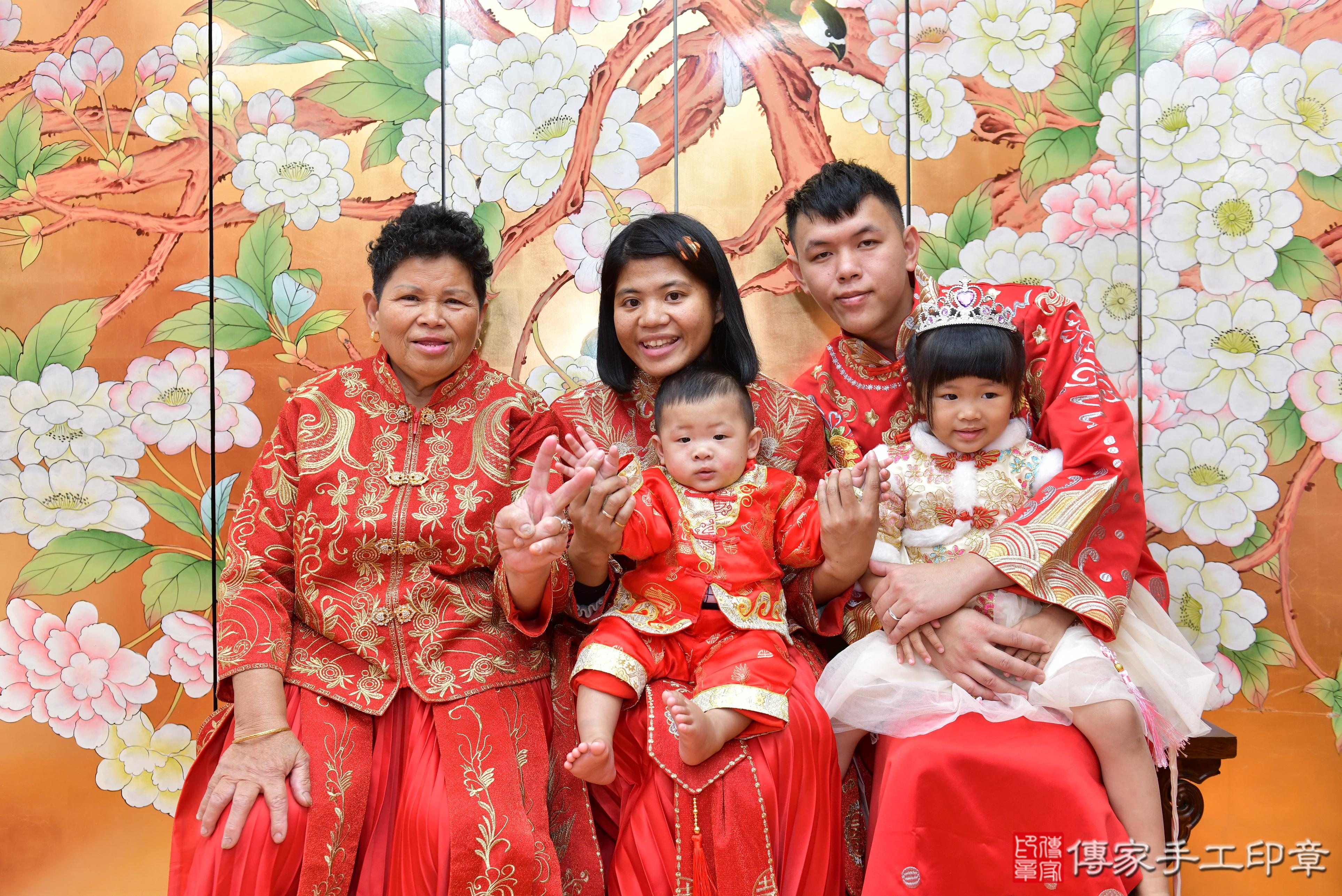 傳家手工印章桃園店、抓周、度脺、美式風會場、傳家嬰兒古禮、吉祥話、抓周道具物品24種、拍照。抓周證書。寶寶抓周、滿周歲、生日快樂、祝福