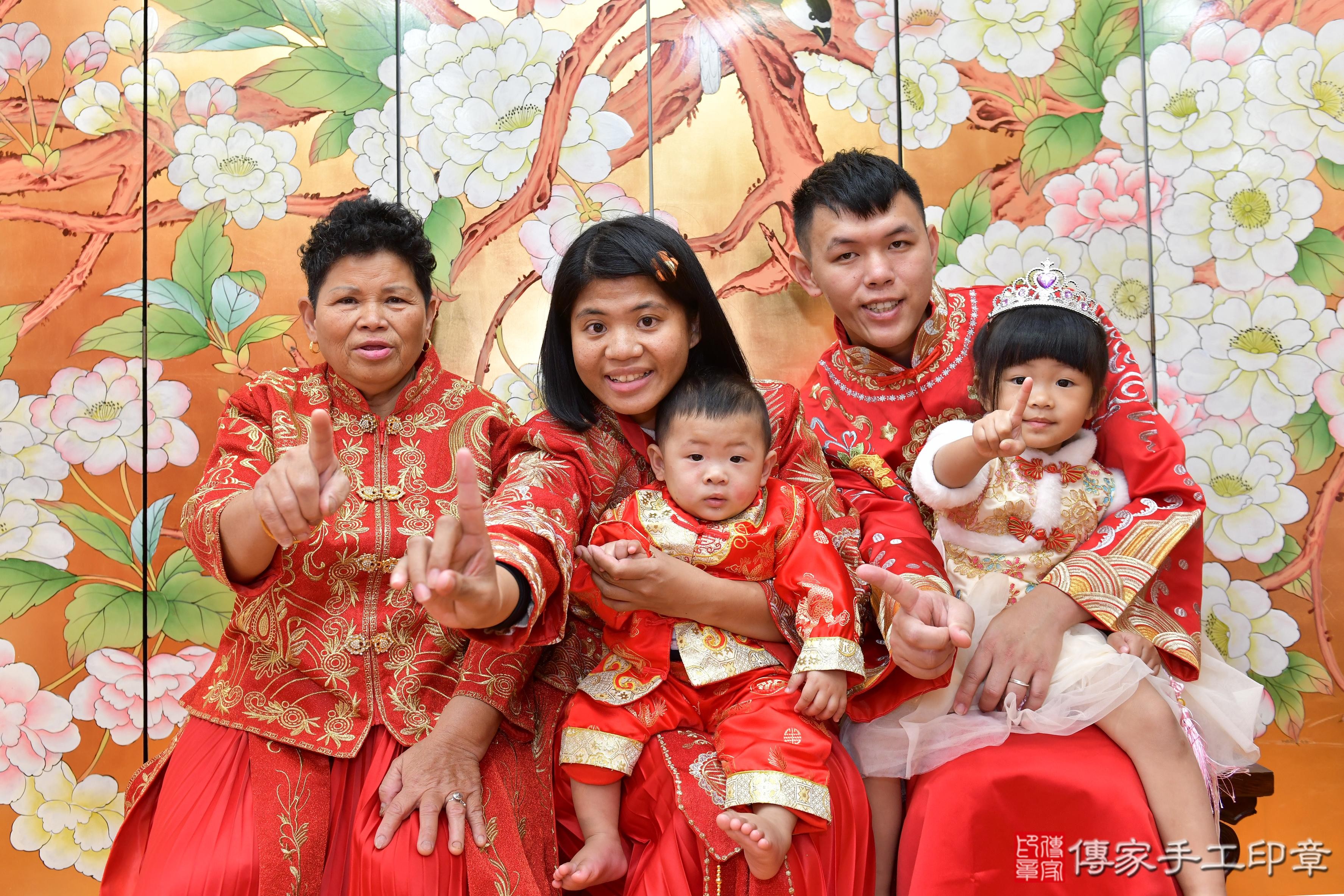 傳家手工印章桃園店、抓周、度脺、美式風會場、傳家嬰兒古禮、吉祥話、抓周道具物品24種、拍照。抓周證書。寶寶抓周、滿周歲、生日快樂、祝福