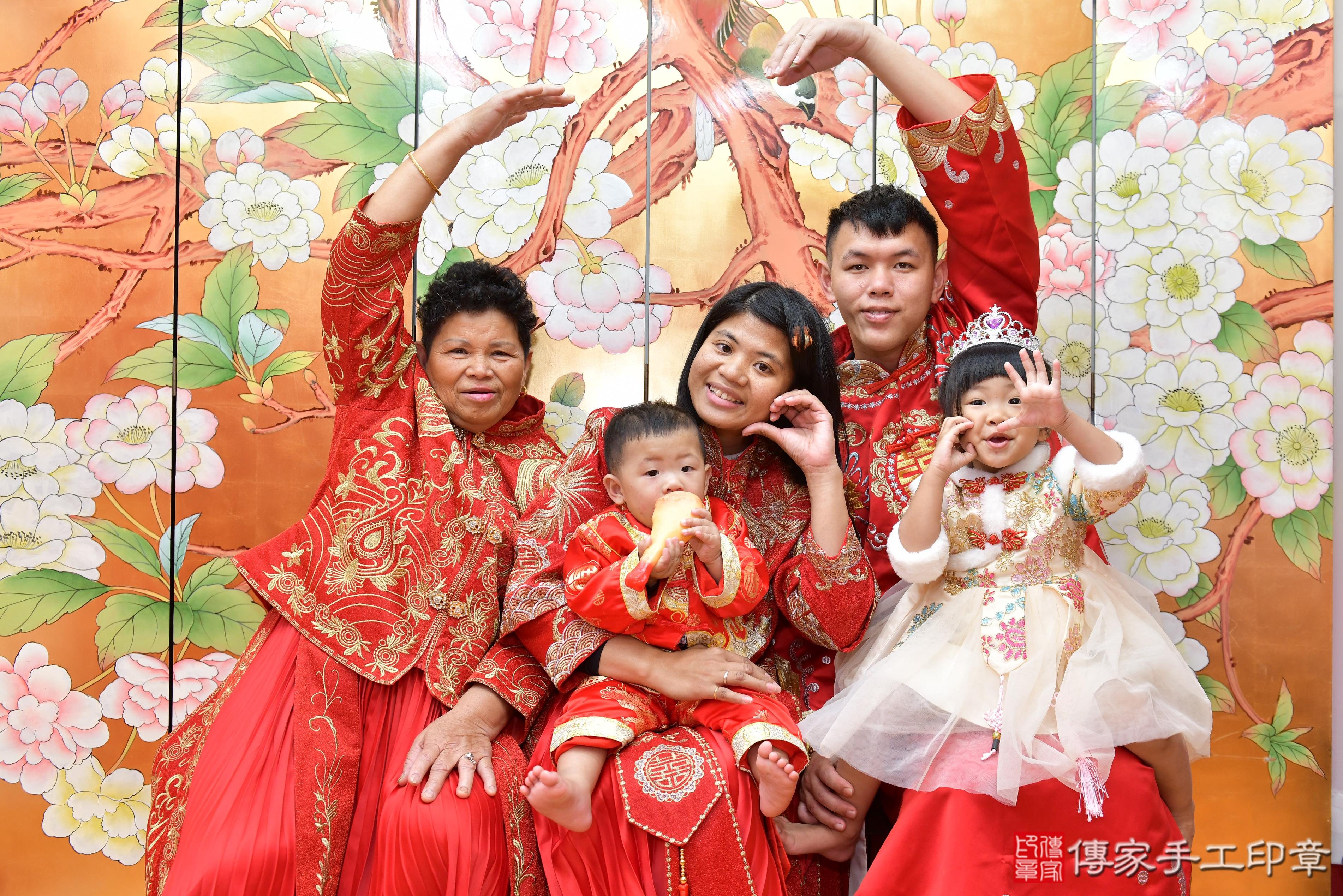 傳家手工印章桃園店、抓周、度脺、美式風會場、傳家嬰兒古禮、吉祥話、抓周道具物品24種、拍照。抓周證書。寶寶抓周、滿周歲、生日快樂、祝福