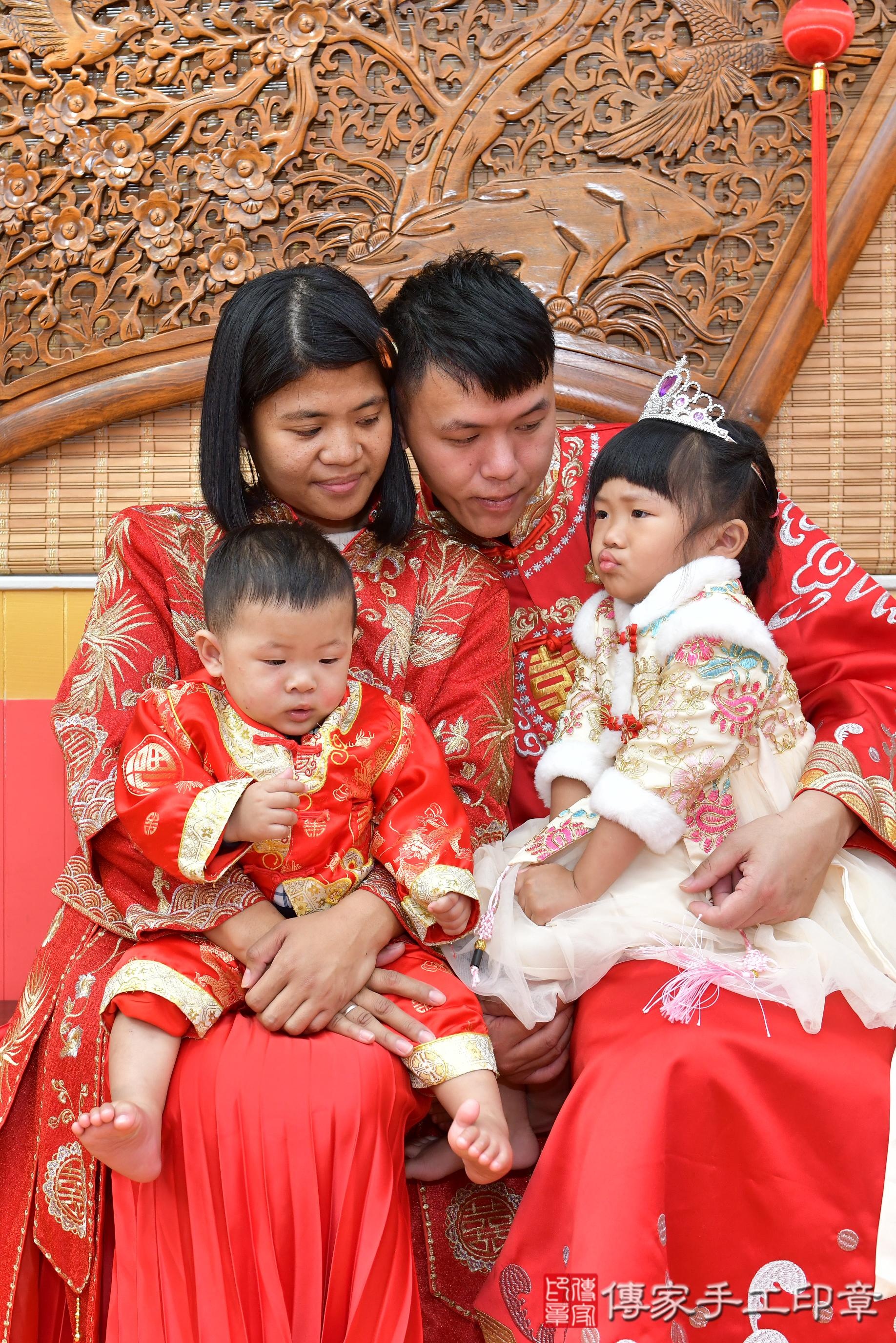 傳家手工印章桃園店、抓周、度脺、美式風會場、傳家嬰兒古禮、吉祥話、抓周道具物品24種、拍照。抓周證書。寶寶抓周、滿周歲、生日快樂、祝福