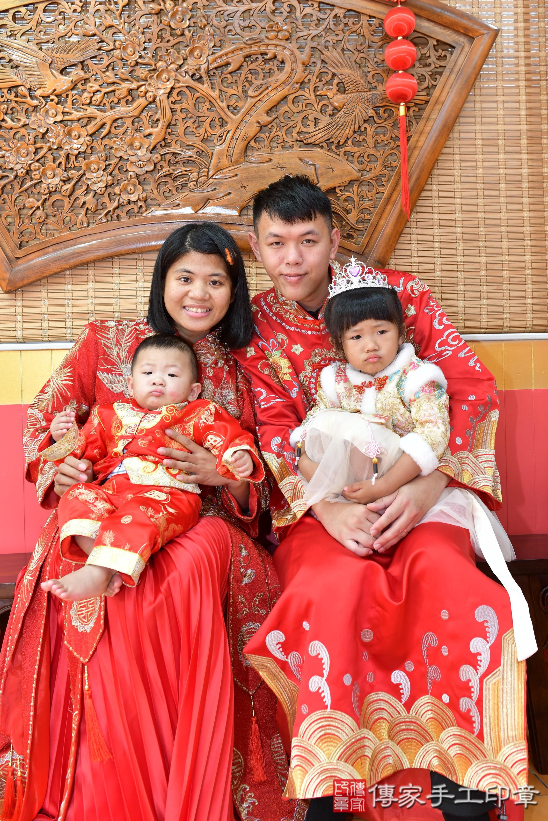 傳家手工印章桃園店、抓周、度脺、美式風會場、傳家嬰兒古禮、吉祥話、抓周道具物品24種、拍照。抓周證書。寶寶抓周、滿周歲、生日快樂、祝福