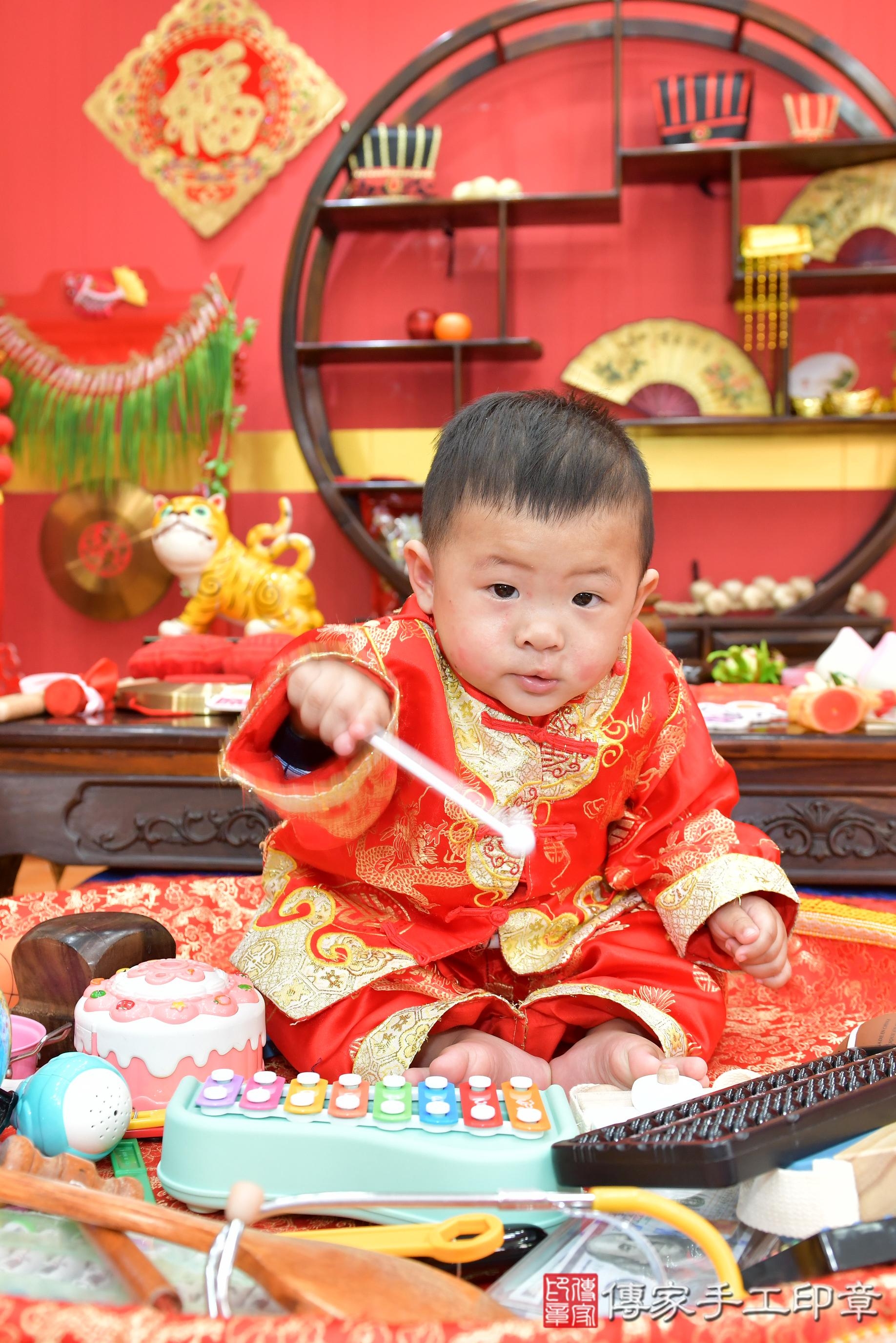 傳家手工印章桃園店、抓周、度脺、美式風會場、傳家嬰兒古禮、吉祥話、抓周道具物品24種、拍照。抓周證書。寶寶抓周、滿周歲、生日快樂、祝福