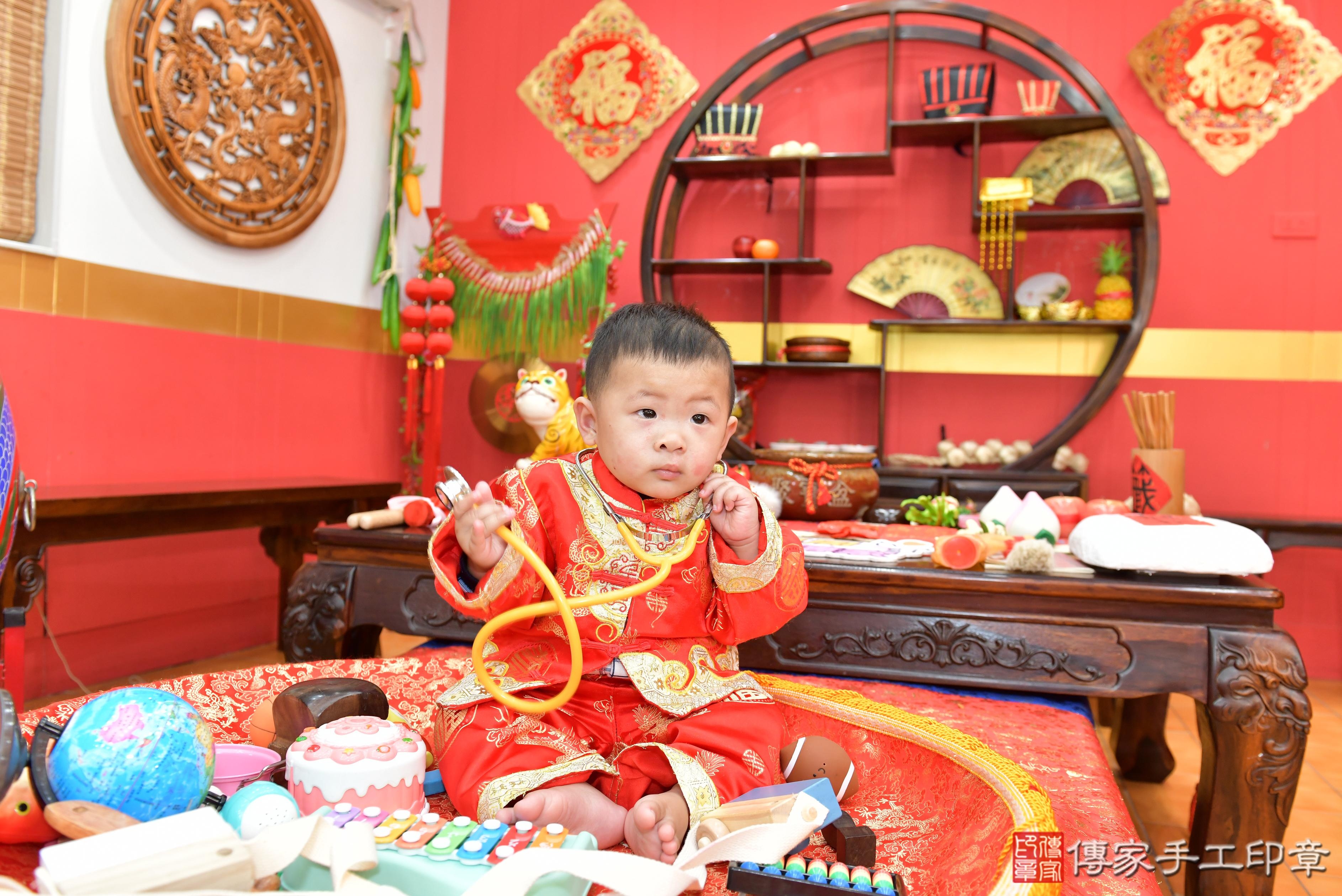 傳家手工印章桃園店、抓周、度脺、美式風會場、傳家嬰兒古禮、吉祥話、抓周道具物品24種、拍照。抓周證書。寶寶抓周、滿周歲、生日快樂、祝福
